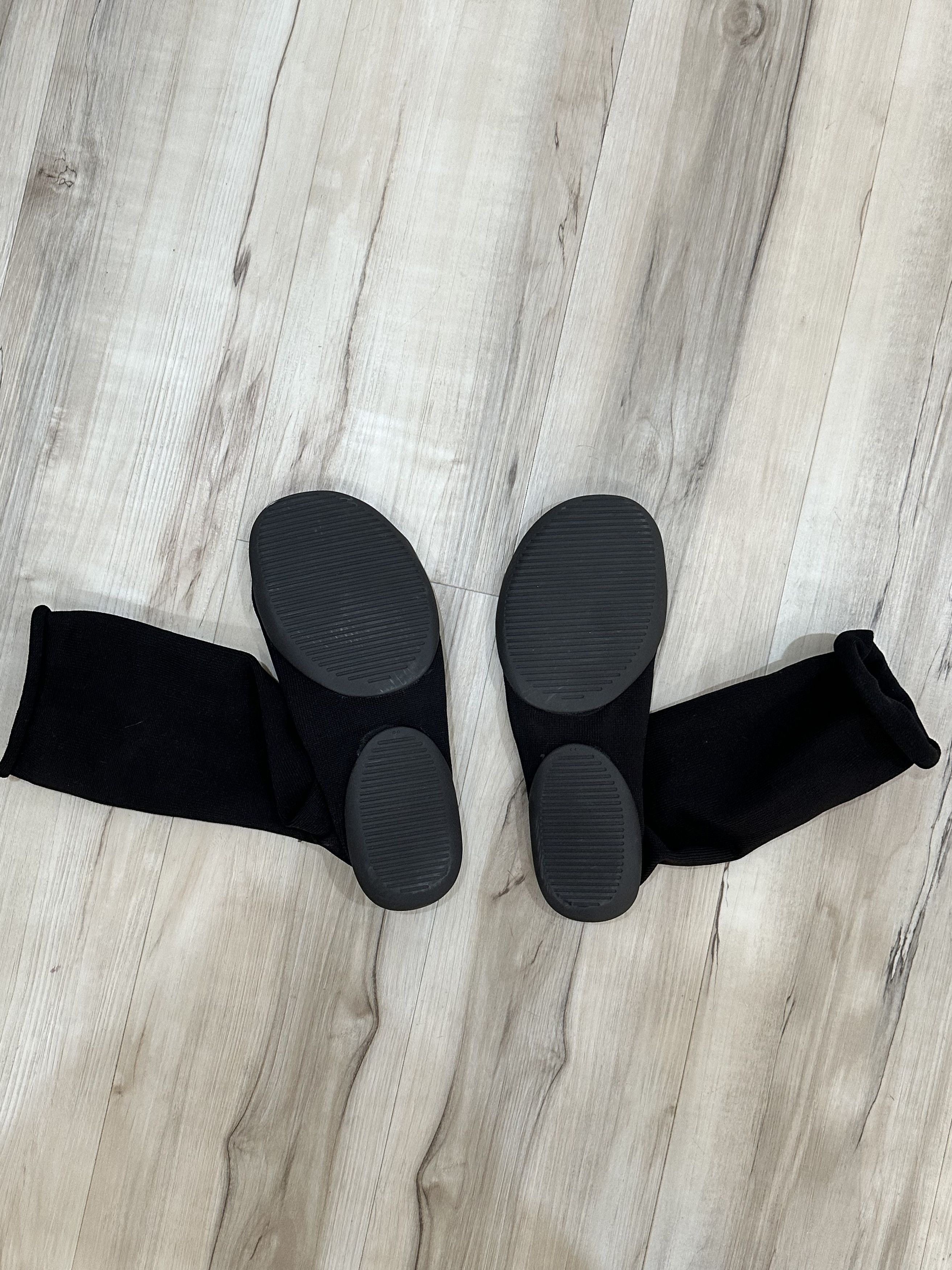 Kanye West × Yeezy Yeezy Pods Size 2 US 11 Size US 11 / EU 44 - 1 Thumbnail