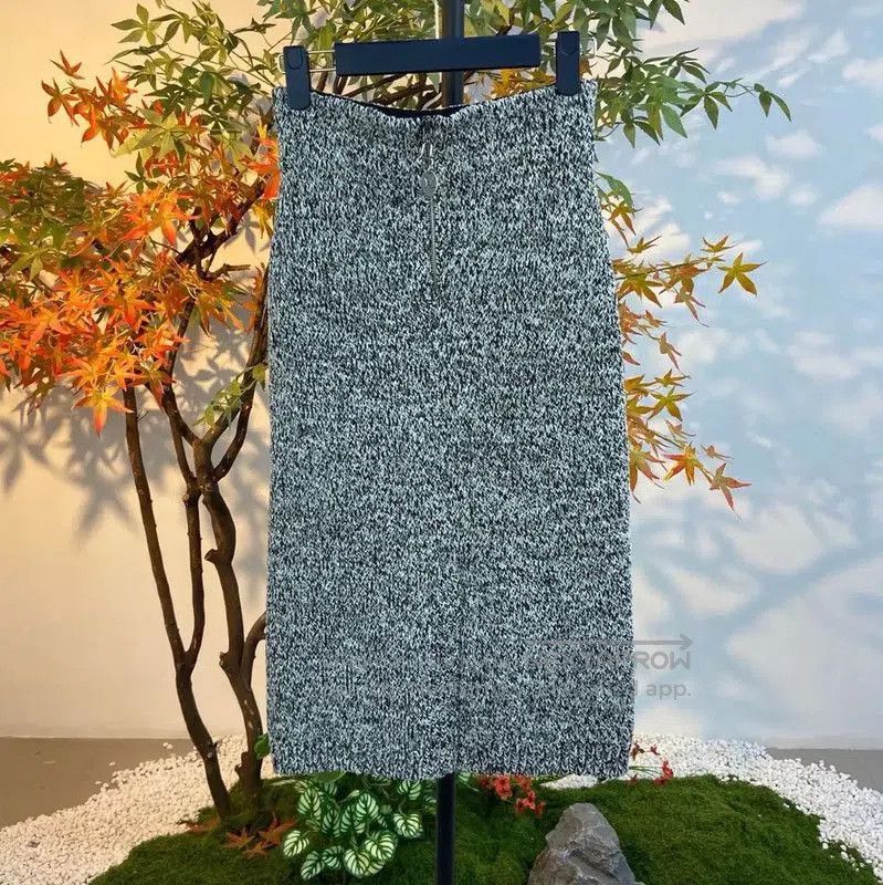 Louis Vuitton Louis Vuitton Gray Striped Cotton Midi Skirt . Size 28" / US 6 / IT 42 - 2 Thumbnail