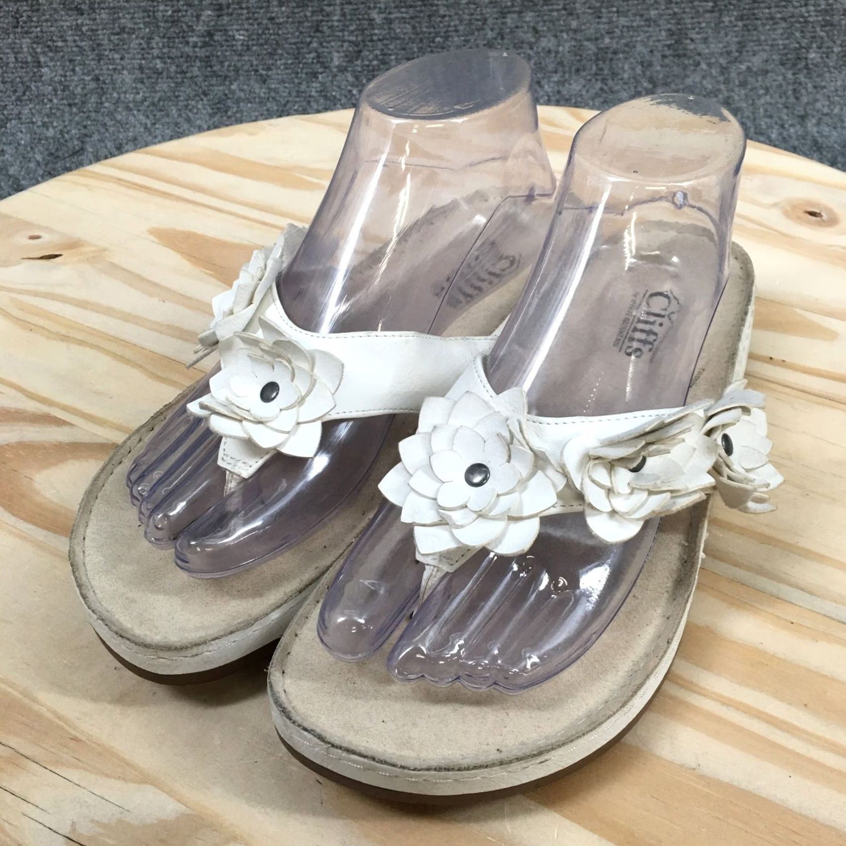 Vintage Cliffs by White Mountain Sandals Womens 7.5 M Hot Spot White Faux Leather Wedge Sandal Size US 8 / IT 38 - 6 Thumbnail