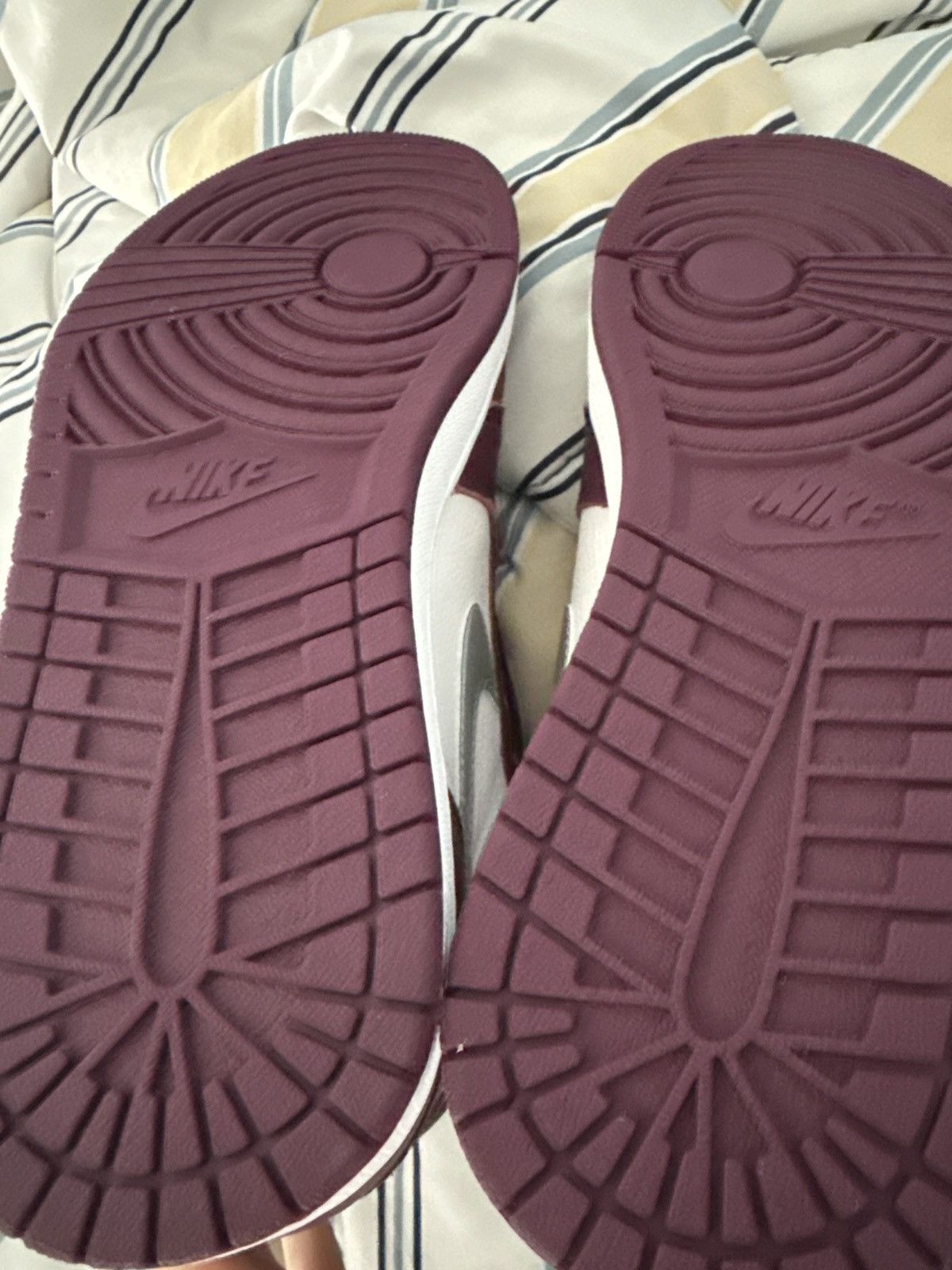 Jordan Brand × Nike Jordan 1 Retro High OG Bordeaux Size US 11 / EU 44 - 5 Thumbnail