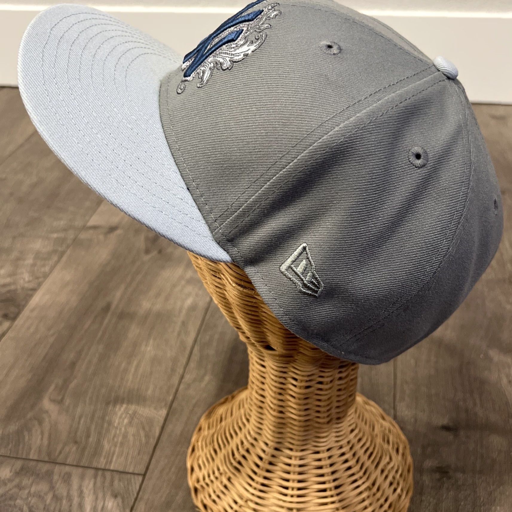 Vintage NEW YORK YANKEES Silver Baseball Cap 8 Exclusive London Mens Size ONE SIZE - 5 Thumbnail