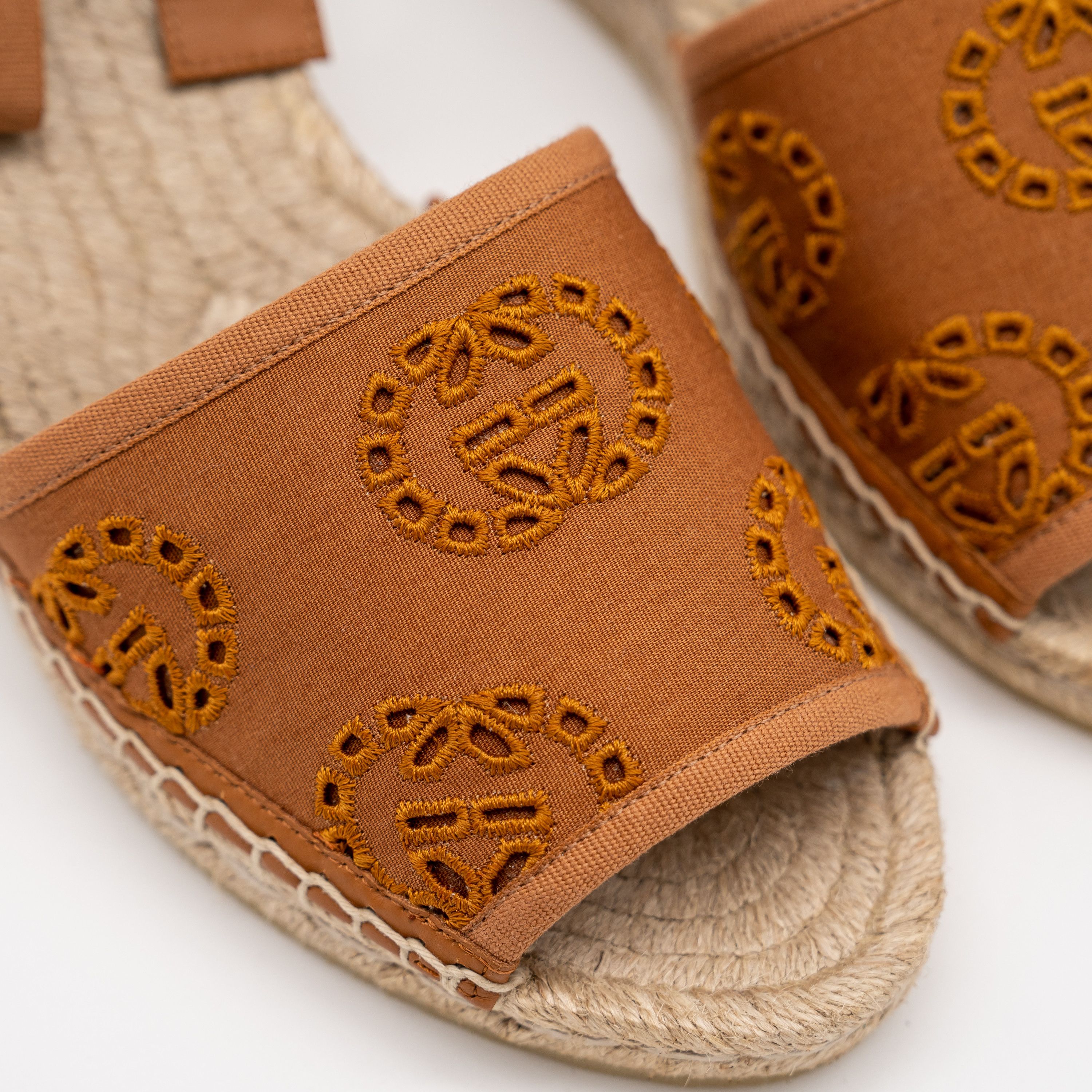 Gucci 38.5eu 8.5 US Gucci Canvas GG Espadrille Wedge Sandals Brown Size US 8.5 / IT 38.5 - 8 Thumbnail