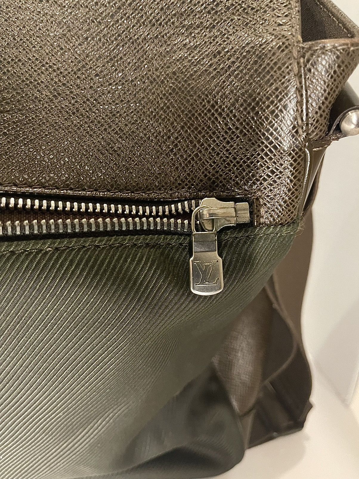 Louis Vuitton Louis Vuitton Brown Taiga Crossbody Bag Size ONE SIZE - 11 Thumbnail