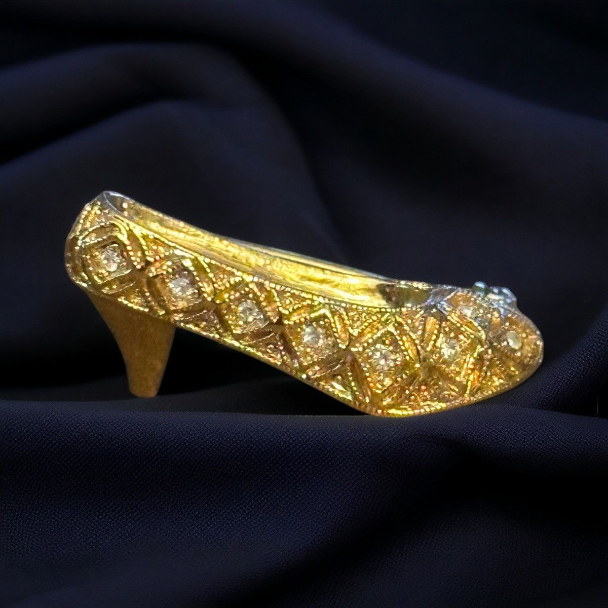 Vintage Vintage gold tone shoe brooch with tiny crystals Size ONE SIZE - 1 Thumbnail
