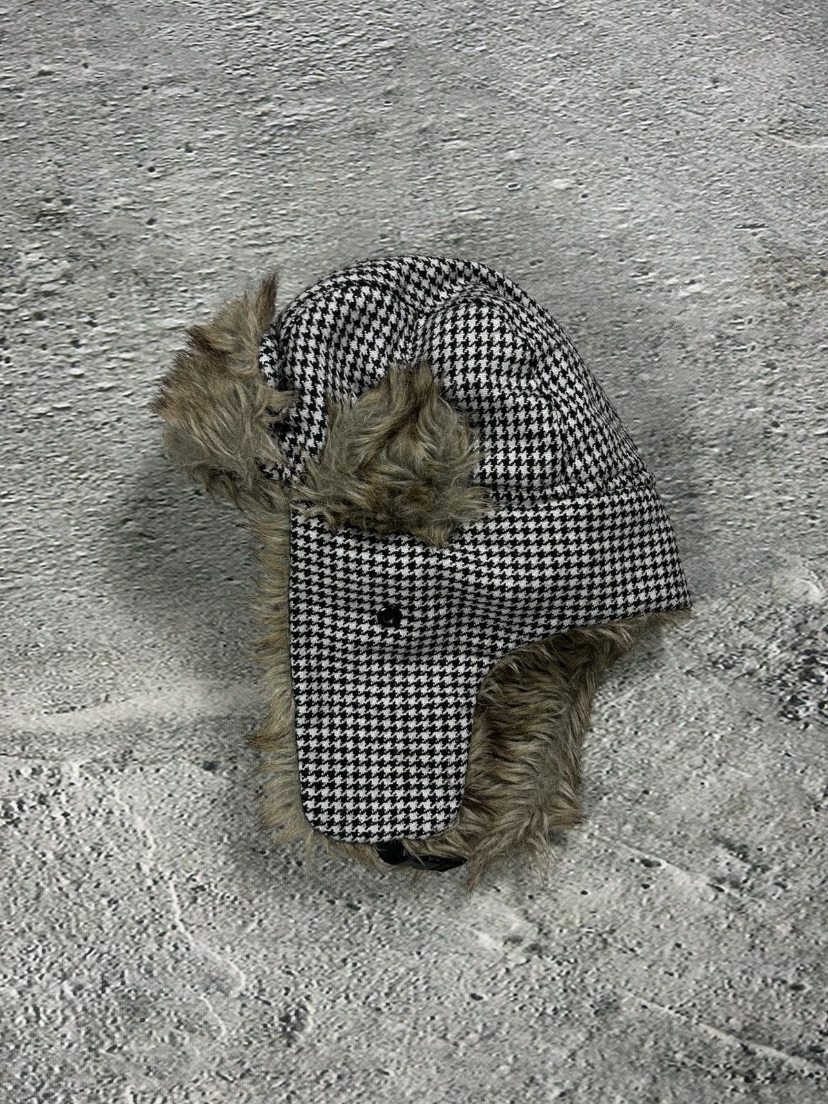 Vintage Vintage ushanka trooper hat black white with fur Size ONE SIZE - 1 Thumbnail