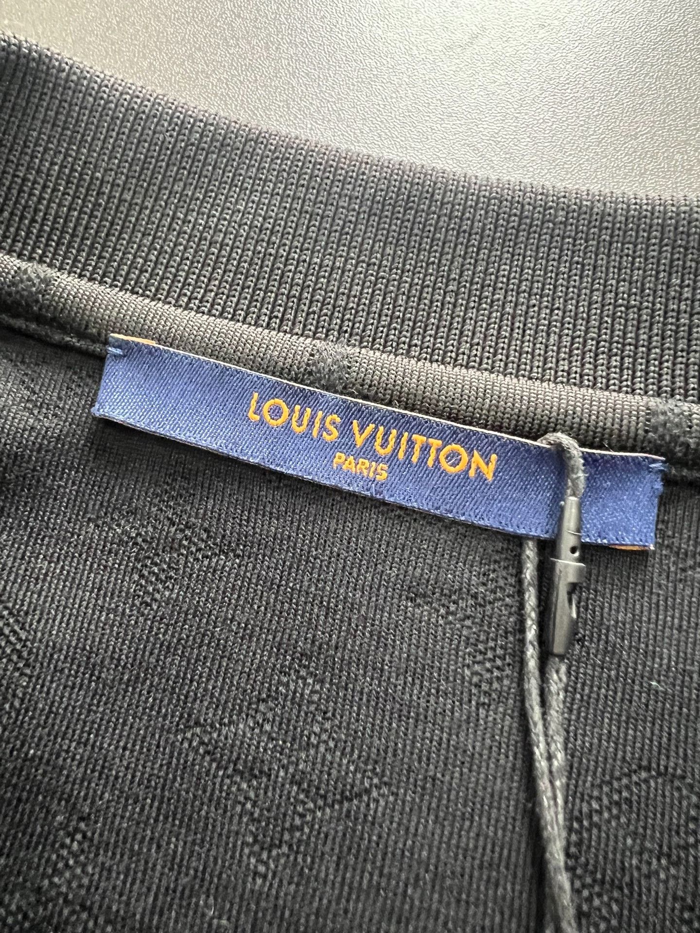 Louis Vuitton Louis Vuitton X NBA co-branded embossed Polo short sleeves Size US L / EU 52-54 / 3 - 3 Thumbnail