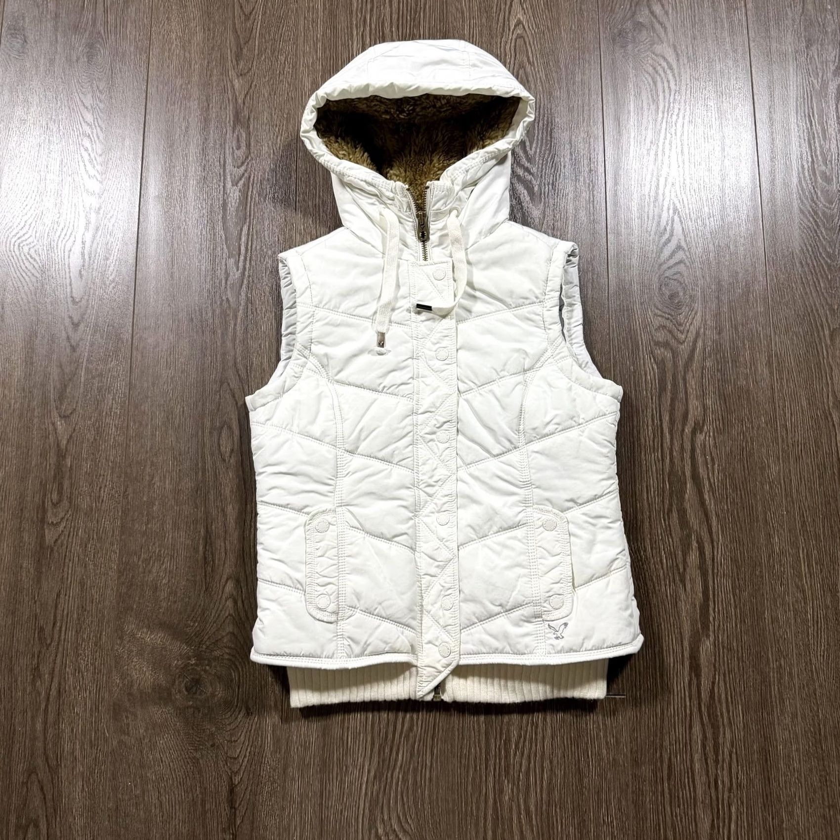 American Eagle Outfitters VINTAGE Y2K American Eagle Puffer Vest Womens XS Petite White Quilted Hooded Faux Fur Size XS / US 0-2 / IT 36-38 - 3 Thumbnail