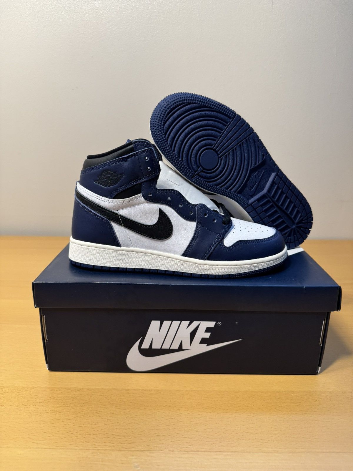 Nike Air Jordan 1 Retro High OG GS 'Midnight Navy' Size US 6 / EU 39 - 2 Thumbnail