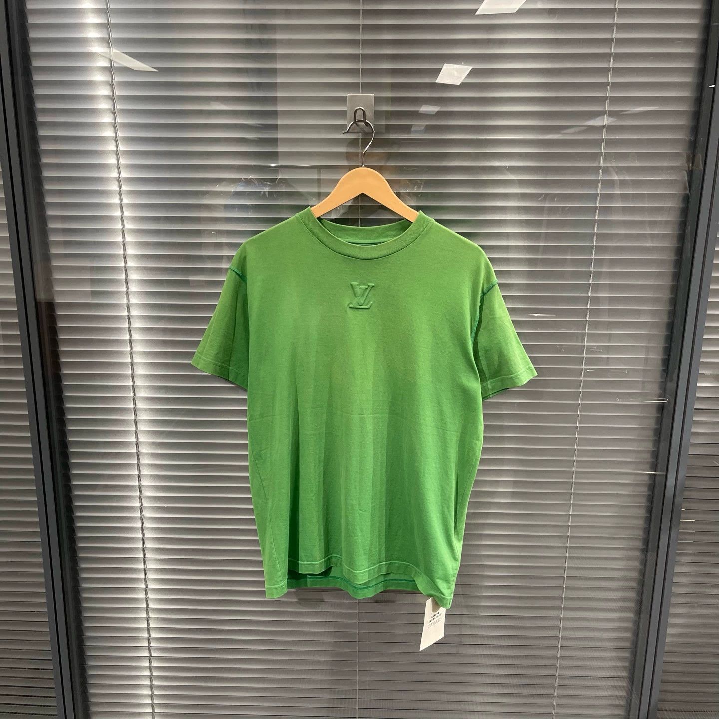 Louis Vuitton LV Green Embossed Short Sleeve T S 98N #11615F back flaw Size US S / EU 44-46 / 1 - 1 Thumbnail