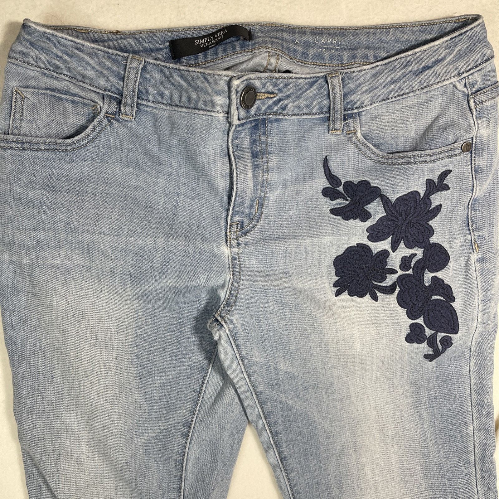 Vera Wang Vera Wang Mid Rise Capri Jeans Women 6 Blue Appliqué Capri Size 28" / US 6 / IT 42 - 3 Thumbnail