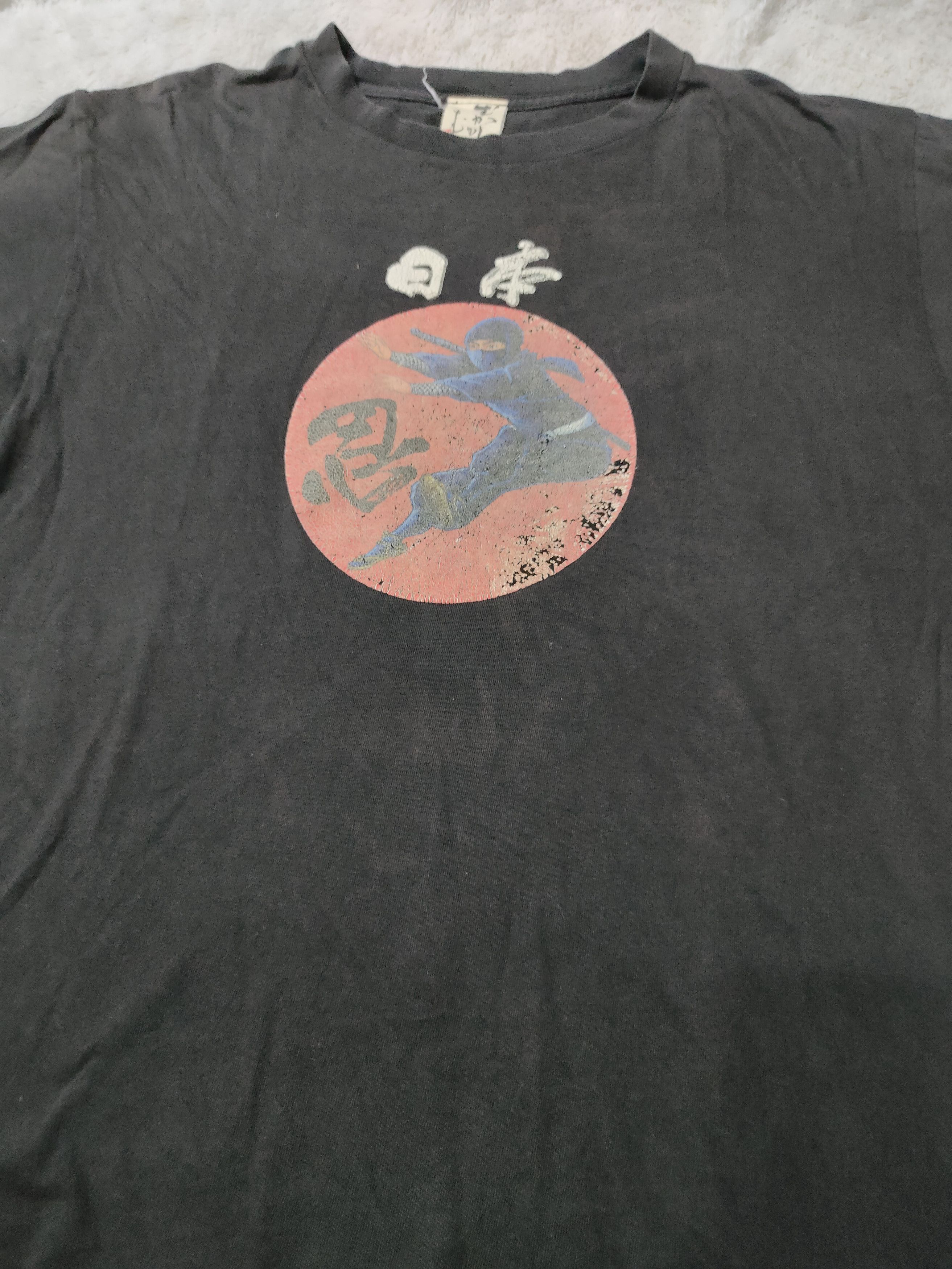 Japanese Brand Vintage and faded Ninja art T-shirt Size US L / EU 52-54 / 3 - 2 Thumbnail