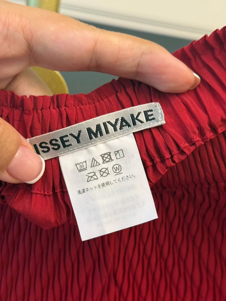 Issey Miyake Issey Miyake size:2 Red main line series small fish scale Size 31" - 3 Thumbnail