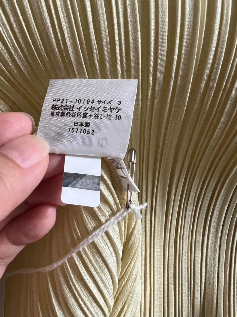 Issey Miyake Issey Miyake size:4 Beige pleated short-sleeved shirt Size XS / US 0-2 / IT 36-38 - 9 Thumbnail