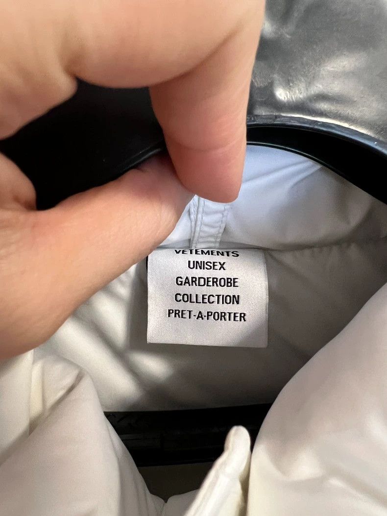 Vetements vetementsWhite down jacket 2503-Nextarrow Size US XS / EU 42 / 0 - 4 Thumbnail