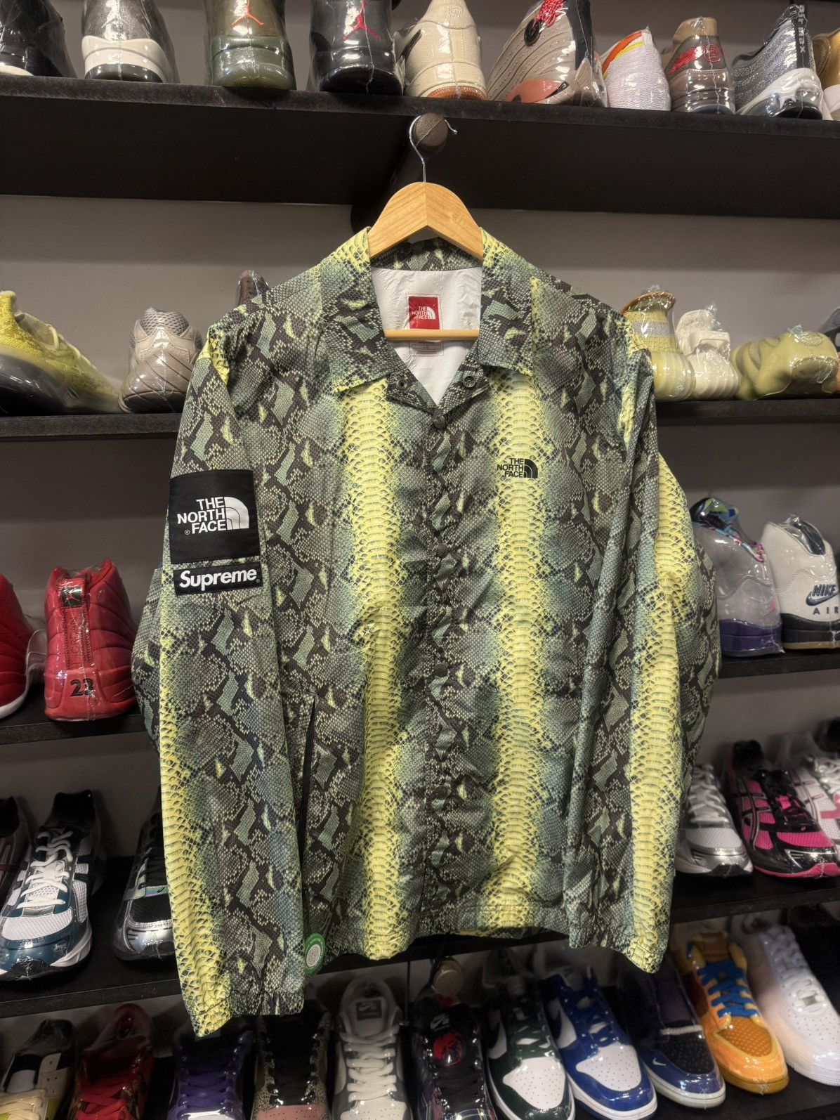 Supreme × The North Face Supreme x the north face new large snake skin jacket Size US L / EU 52-54 / 3 - 1 Thumbnail