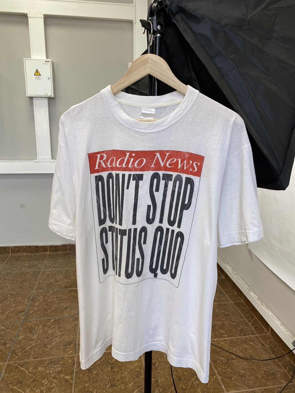 Band Tees × Vintage 🏴󠁧󠁢󠁥󠁮󠁧󠁿 Vintage 90s Status Quo Radio News Don’t Stop T-Shirt Retro Size US L / EU 52-54 / 3 - 1 Thumbnail
