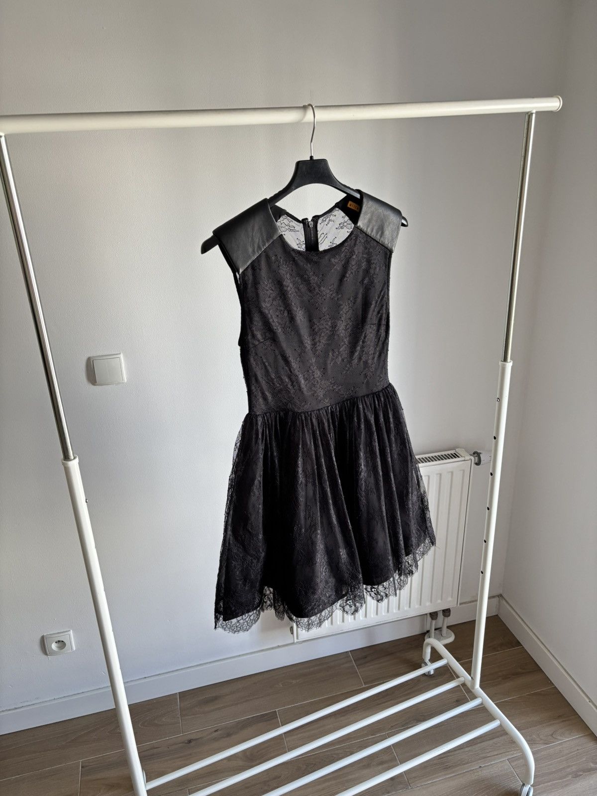 Alice + Olivia Alice + Olivia Black Midi Dress Size M / US 6-8 / IT 42-44 - 2 Thumbnail