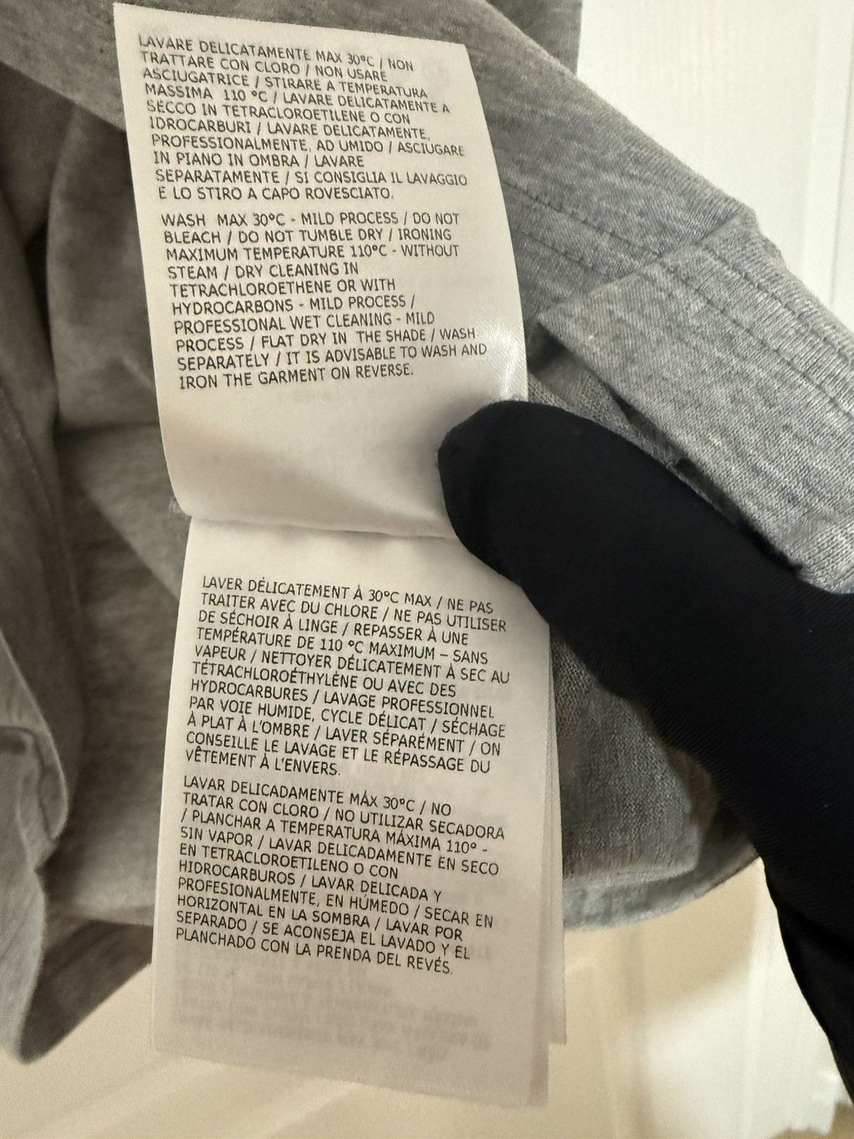Moncler Brand new Moncler grey logo tshirt size small Size S / US 4 / IT 40 - 7 Thumbnail