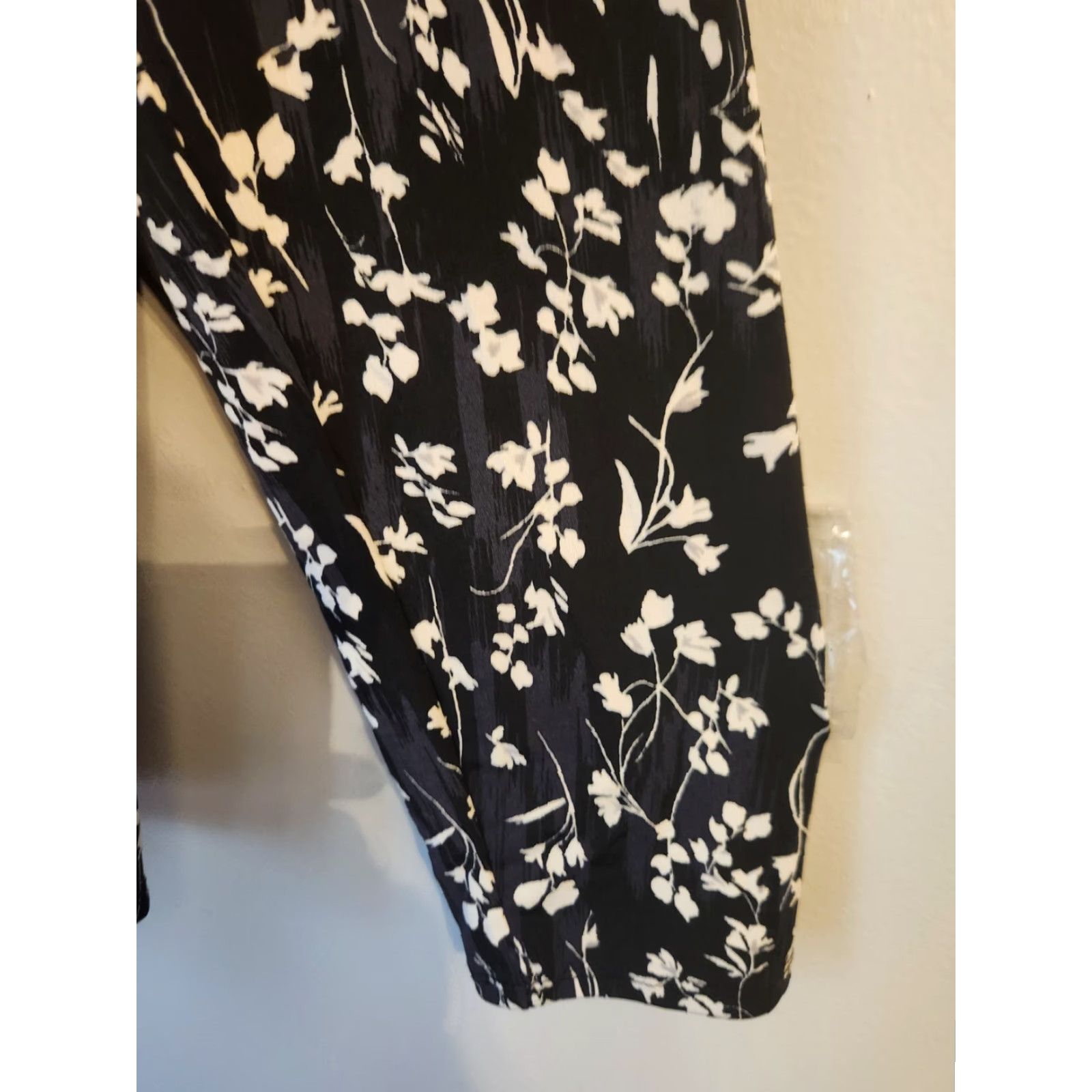 Vintage Cato Blouse Black Floral Keyhole Trim Silky Top 4X Plus Size Womens Casual Sleeve Round Neck Size XXL / US 16-18 / IT 52-54 - 4 Thumbnail