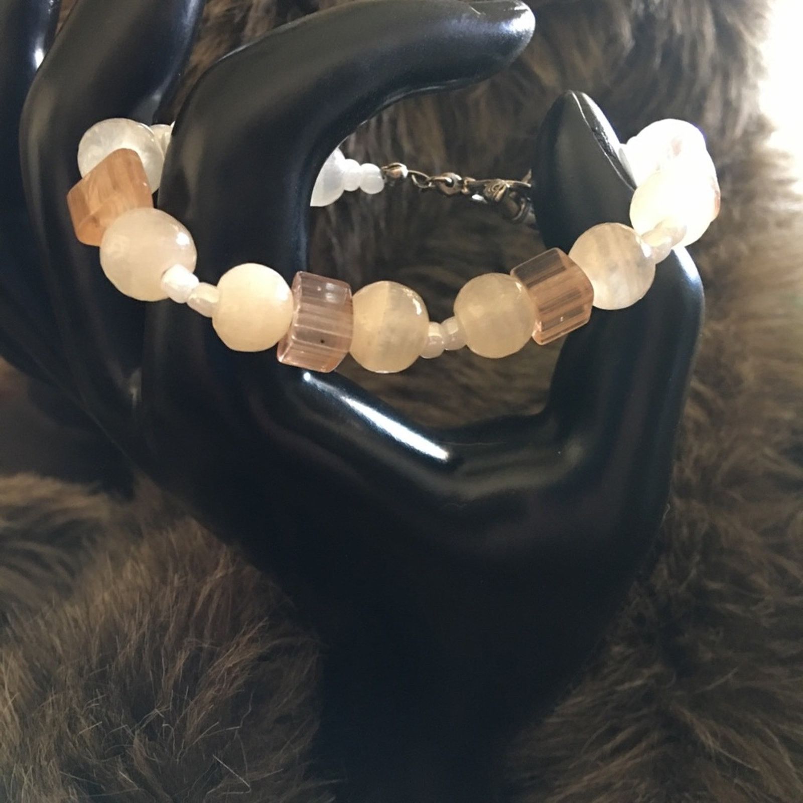 Handmade Peaches and cream glass bead bracelet Size ONE SIZE - 2 Thumbnail