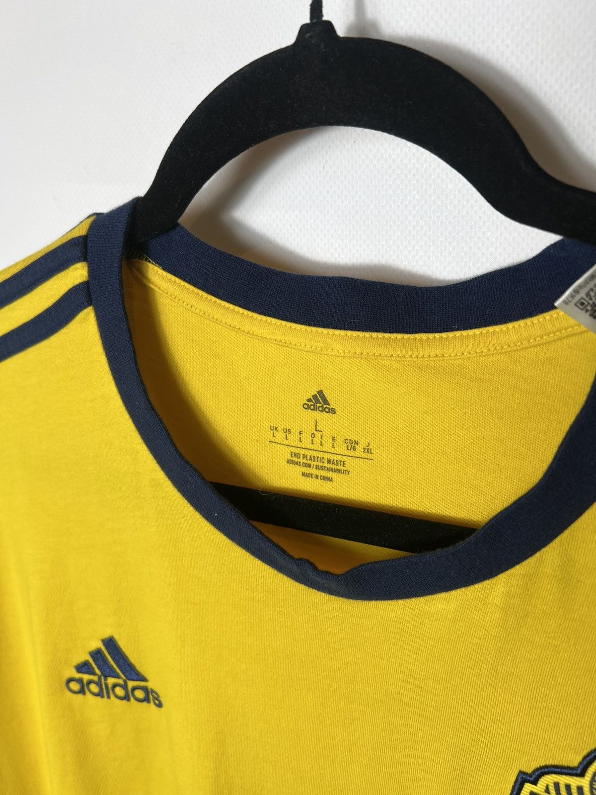 Adidas MENS ADIDAS SWEDEN NATIONAL 22 SOCCER FOOTBALL SHIRT JERSEY Size US L / EU 52-54 / 3 - 5 Thumbnail