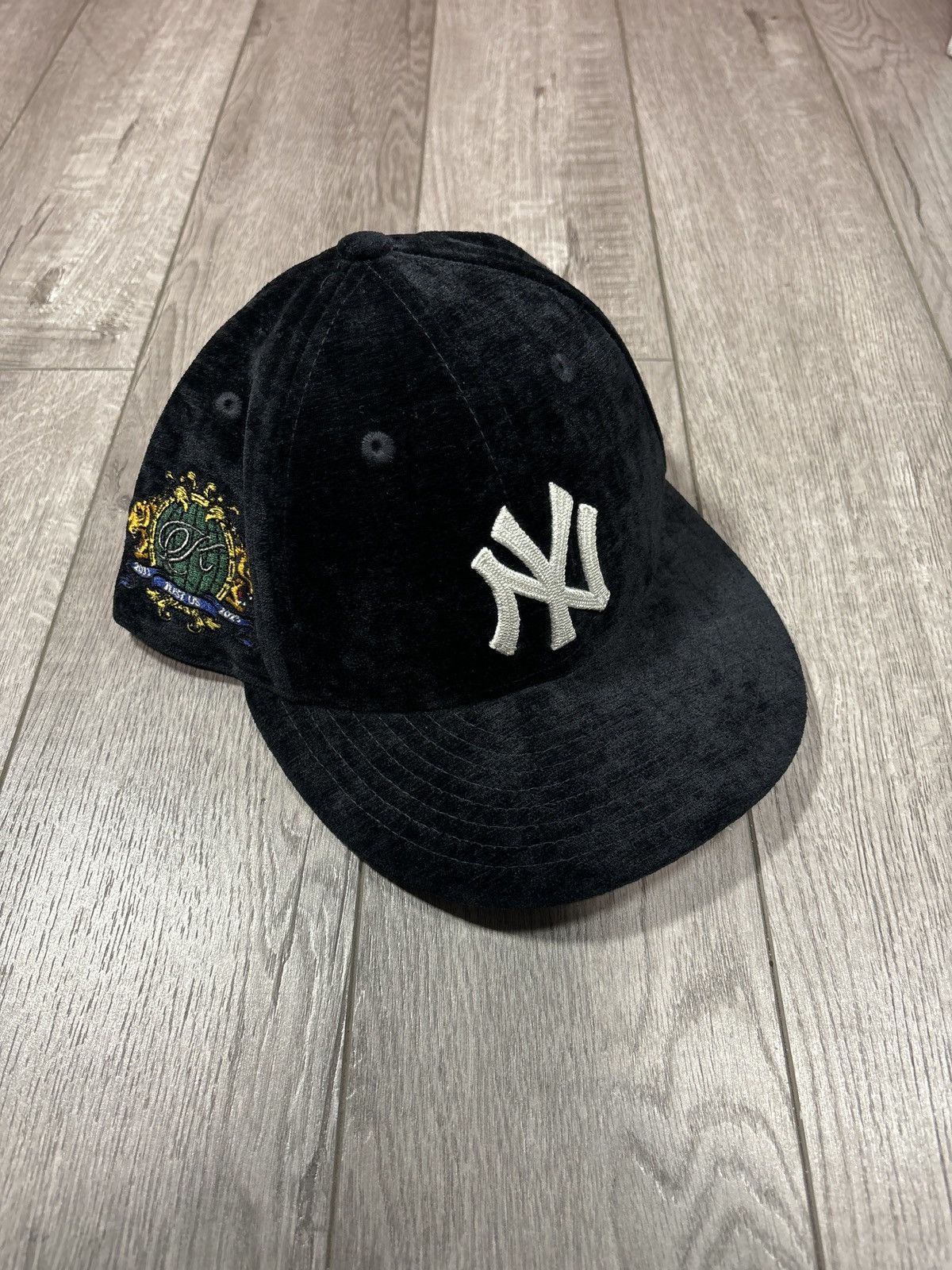 Kith × New York Yankees Kith Velvet Yankee Size ONE SIZE - 1 Thumbnail