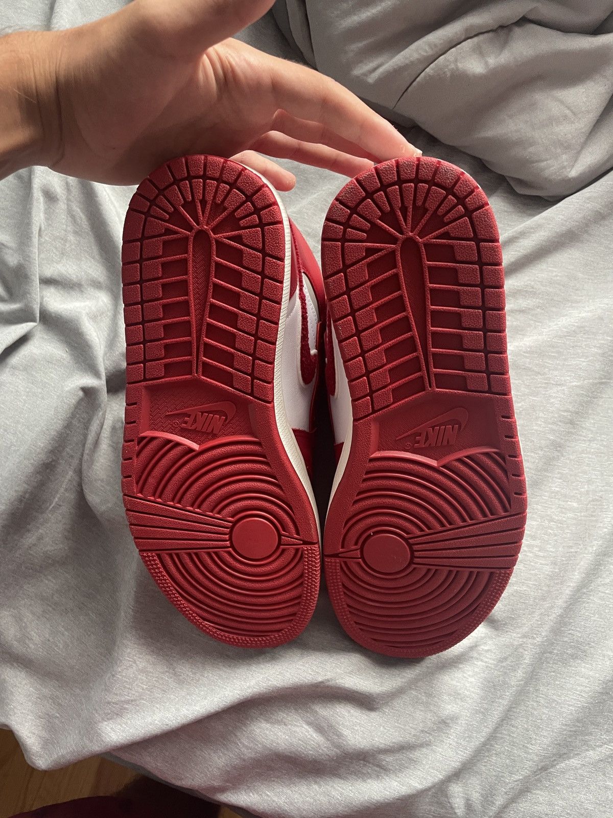 Jordan Brand Jordan 1 high varsity red size 9.5W Size US 9.5 / IT 39.5 - 4 Thumbnail
