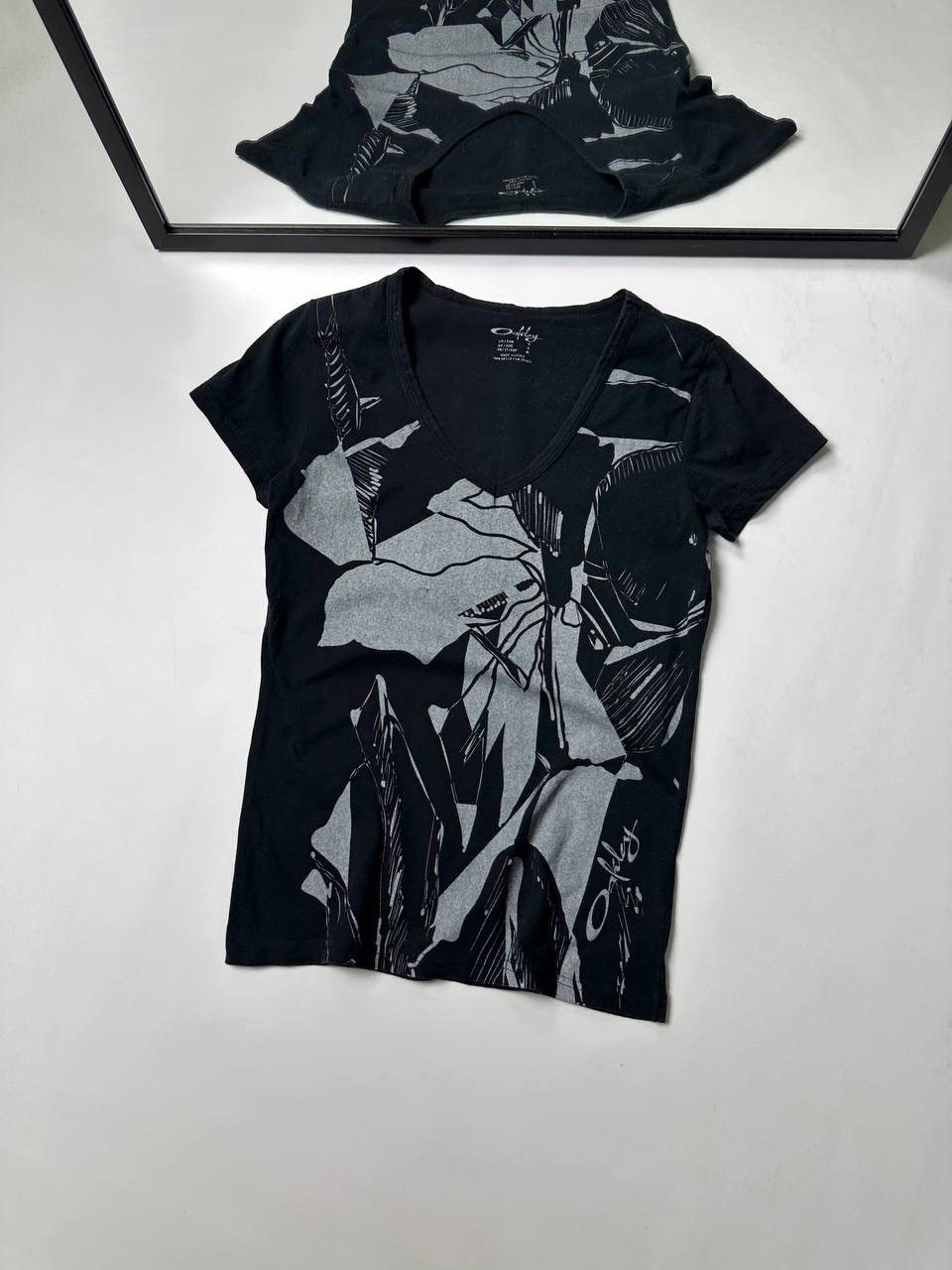 Oakley 00s Vintage Oakley Womens T shirt Rare Tattoo Graphic Print Size S / US 4 / IT 40 - 1 Thumbnail