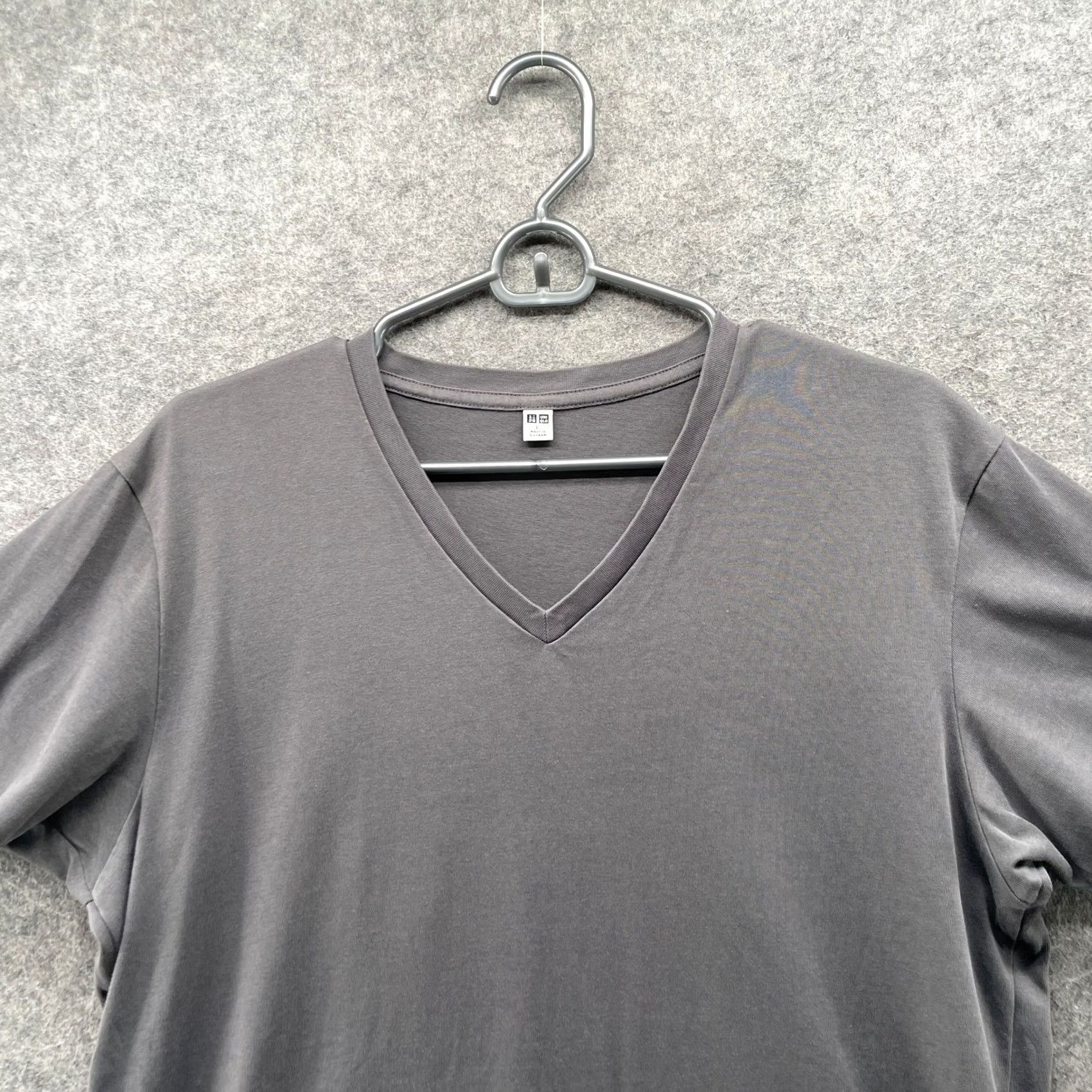 Uniqlo Uniqlo Dry V-Neck Short Sleeve Colour T-Shirt Mens L Gray Size US L / EU 52-54 / 3 - 3 Thumbnail