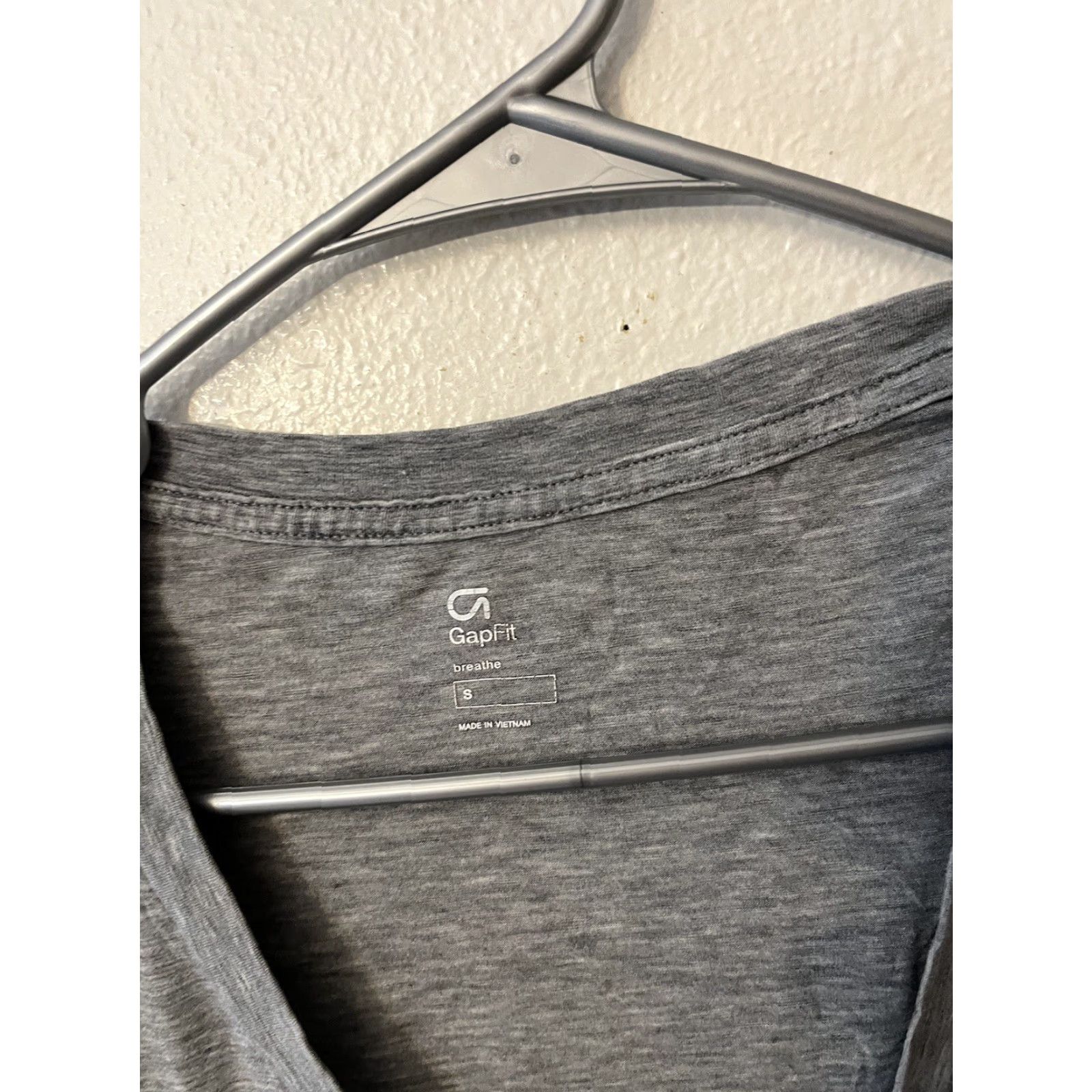 Vintage Gap Fit Breathe T Shirt Small Gray Solid V Neck Size S / US 4 / IT 40 - 2 Thumbnail