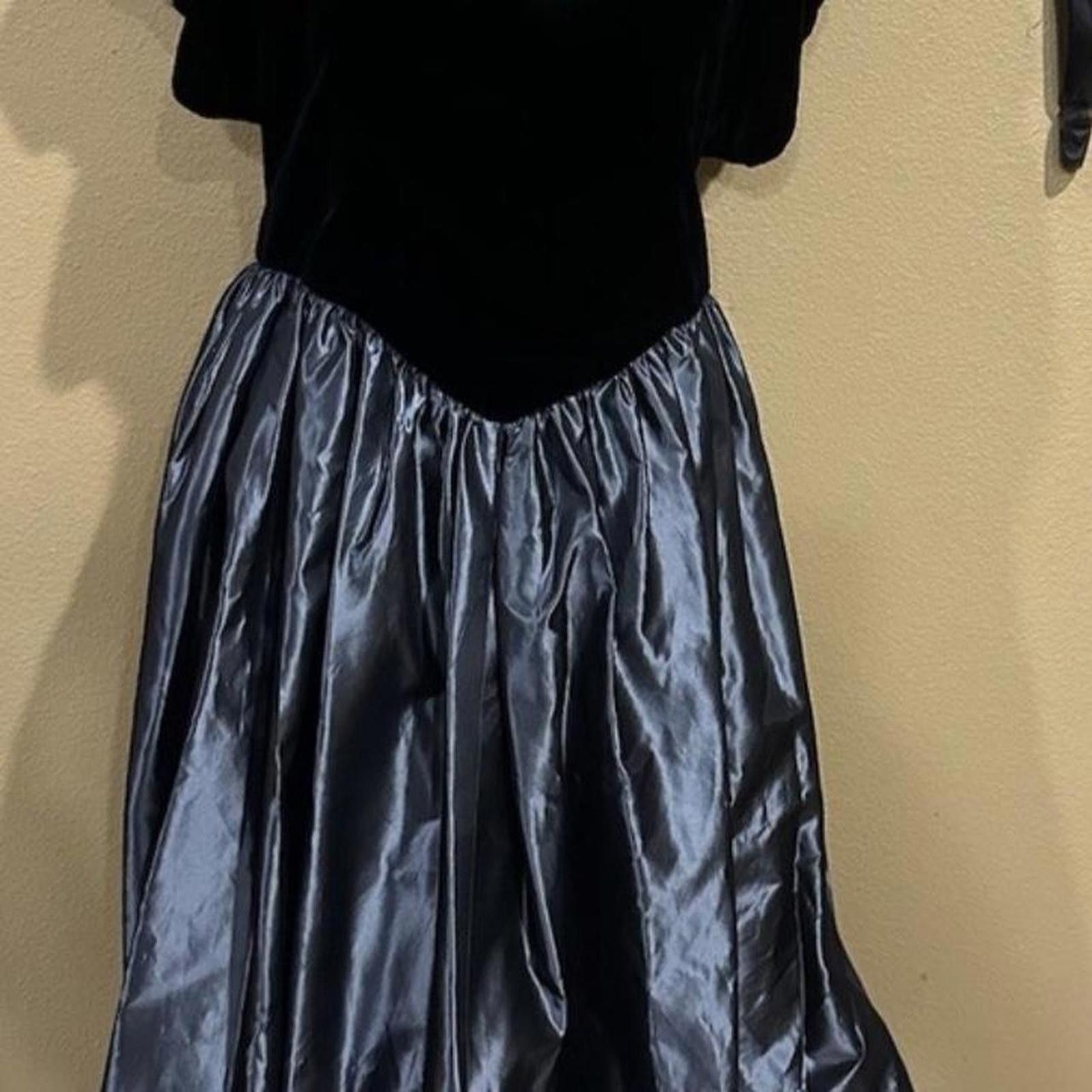 Other Black velvet dress #goth #whimsygoth vintage dress size 8 Size M / US 6-8 / IT 42-44 - 1 Thumbnail