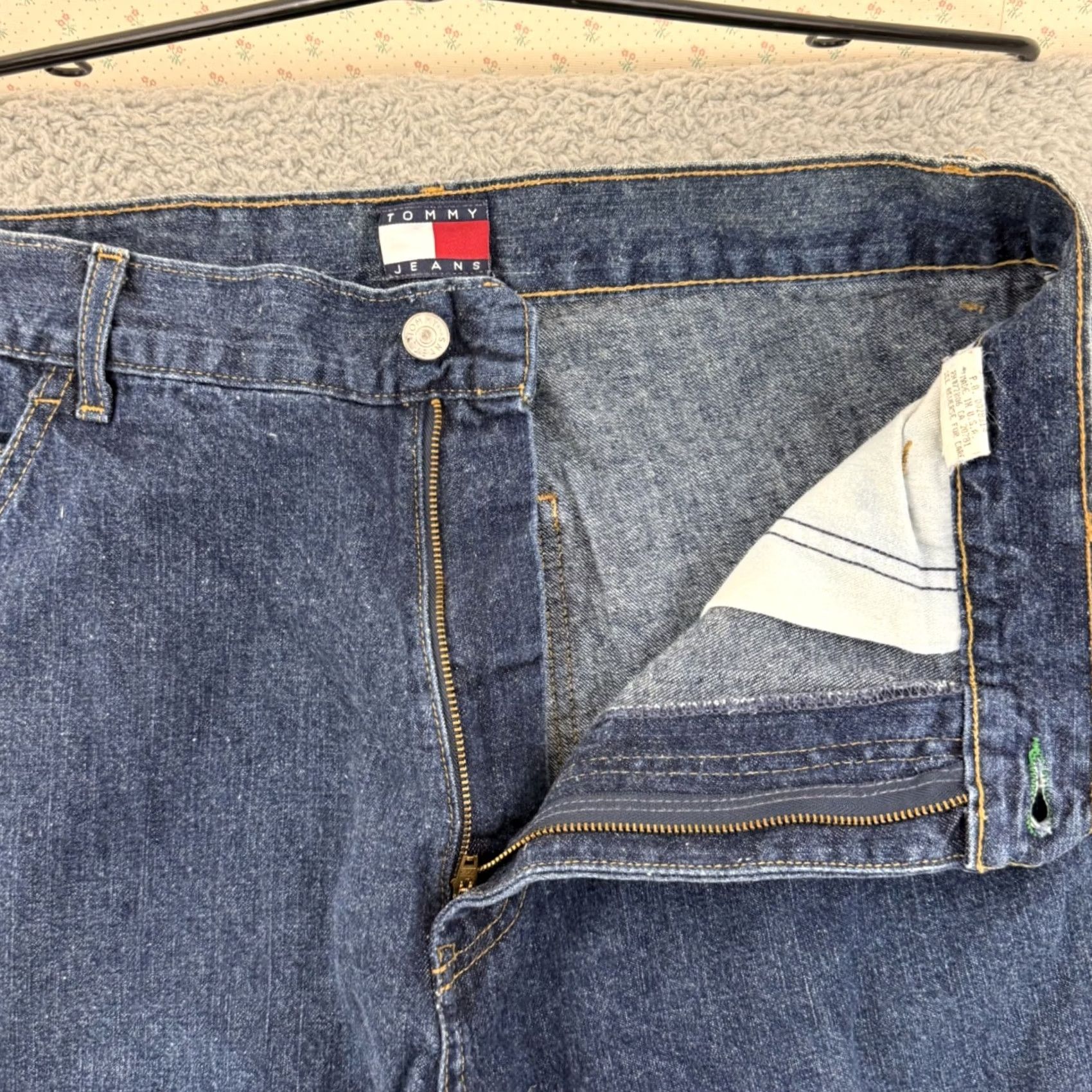 Tommy Hilfiger VINTAGE Tommy Hilfiger Jeans Men 33x34 Baggy Wide-Leg 90s Denim USA Jeans Mens 90s Wide-Leg Blue Tom* Size US 33 - 5 Thumbnail