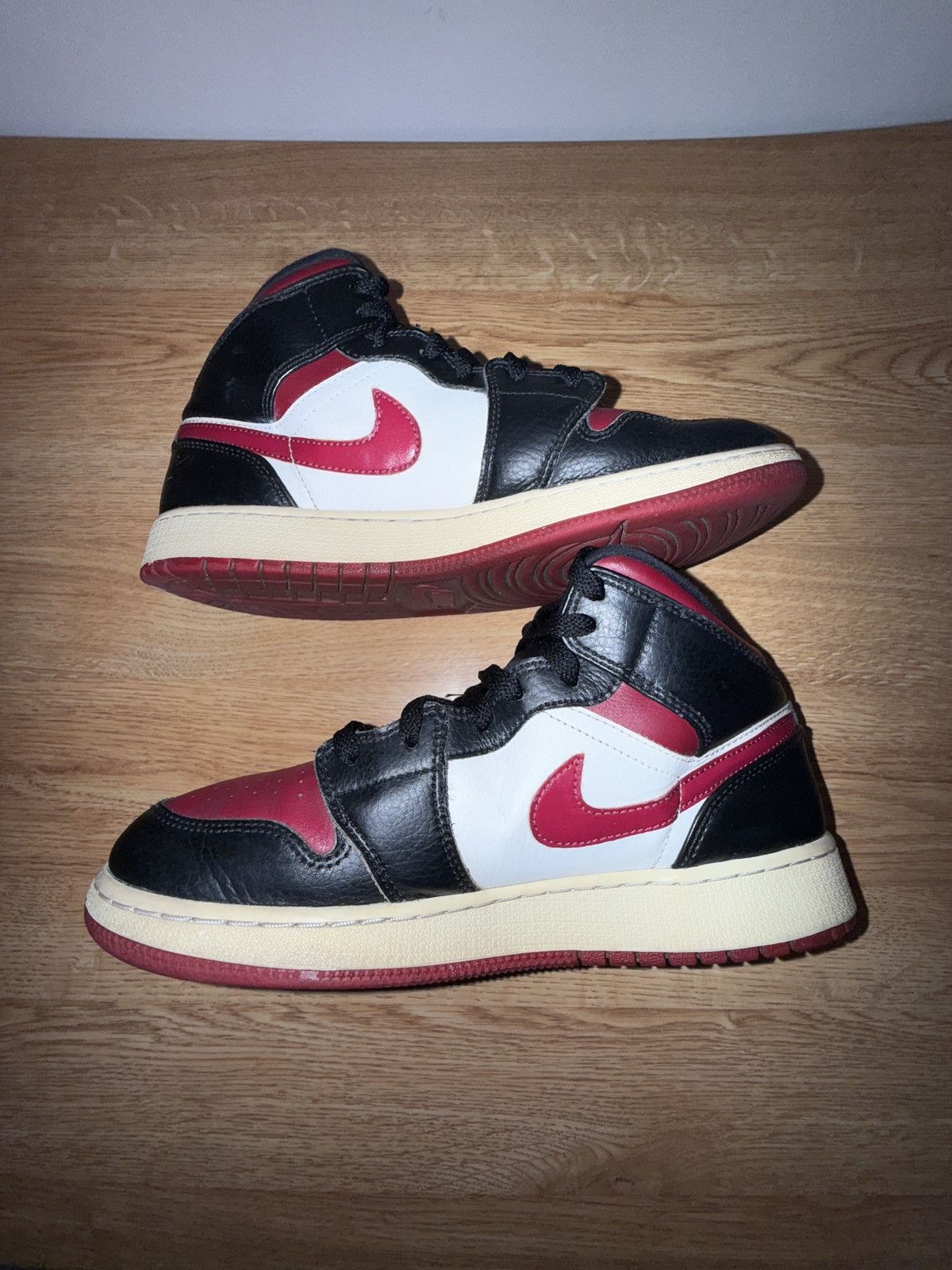 Jordan Brand Jordan 1 “Bred” mids Size US 7 / EU 40 - 3 Thumbnail