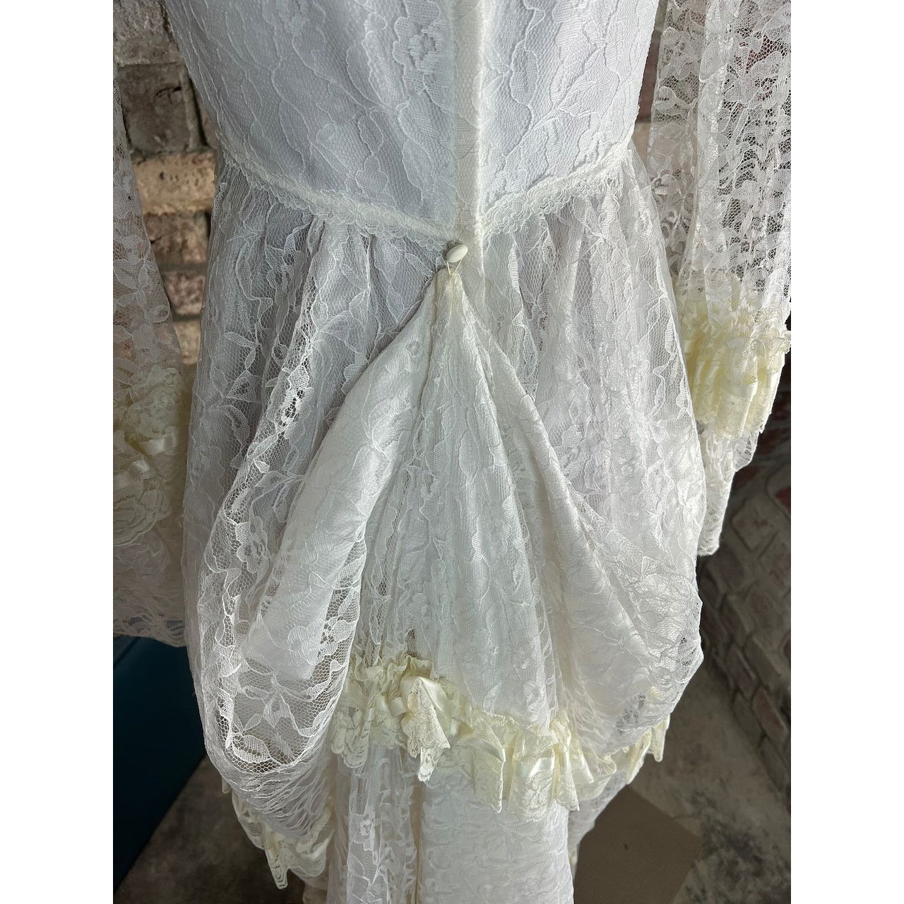 Vintage Wedding dress 1970s boho bishop sleeves ruffle train white Size L / US 10 / IT 46 - 9 Thumbnail