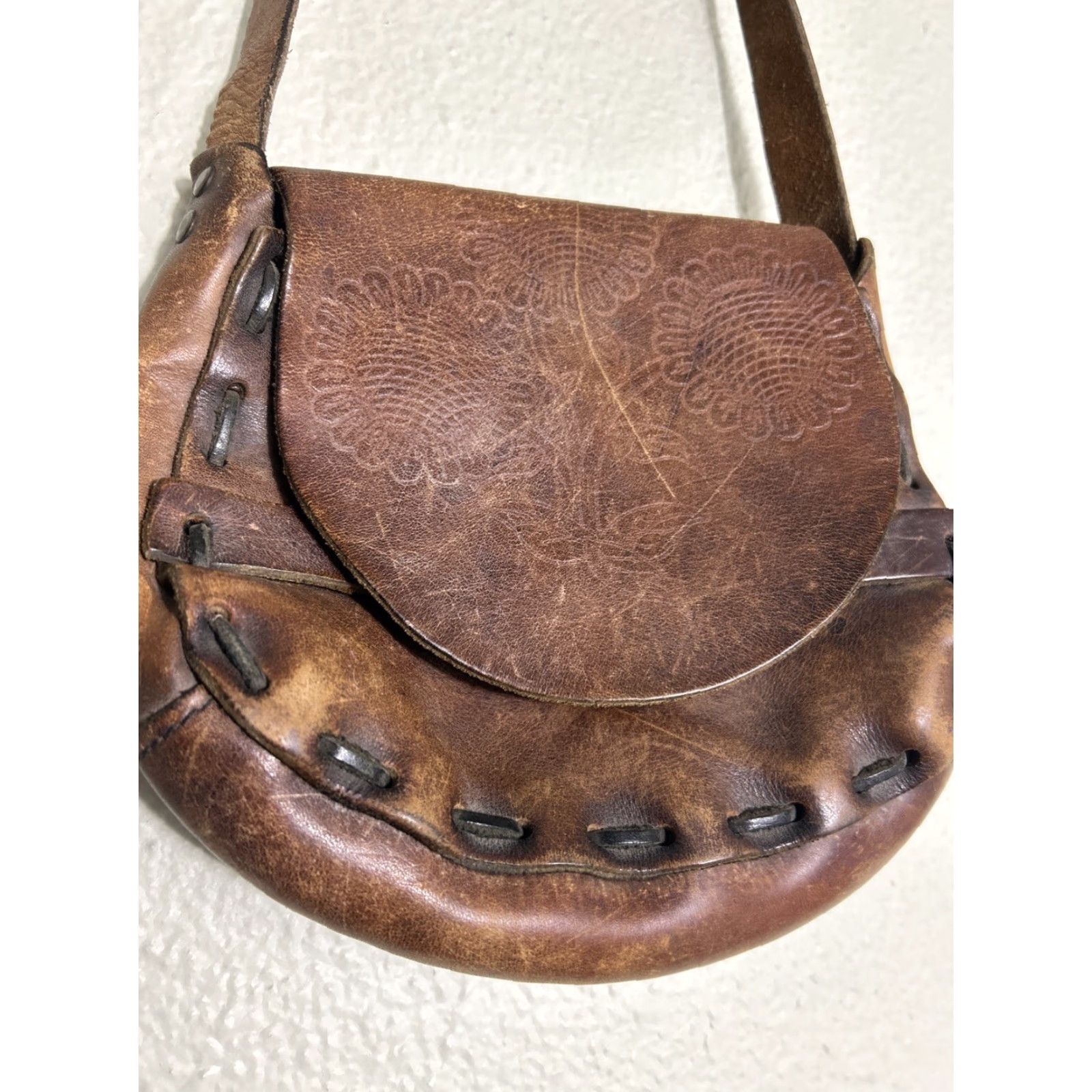 Vintage VINTAGE Brown Leather Small Crossbody Bag Purse Floral Embossed Women Adult Small Brown Floral Embossed Crossbody Bag Size ONE SIZE - 4 Thumbnail