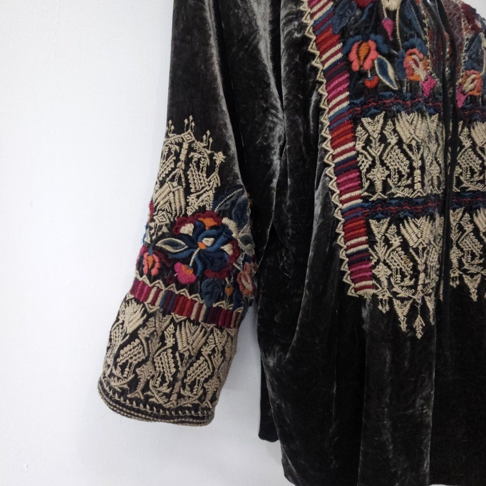 Johnny Was Johnny Was Claude Floral Velvet Blouse Gray S Embroidered Bohemian Casual Sleeve 3/4 V-Neck Womens Blouse Size S / US 4 / IT 40 - 3 Thumbnail