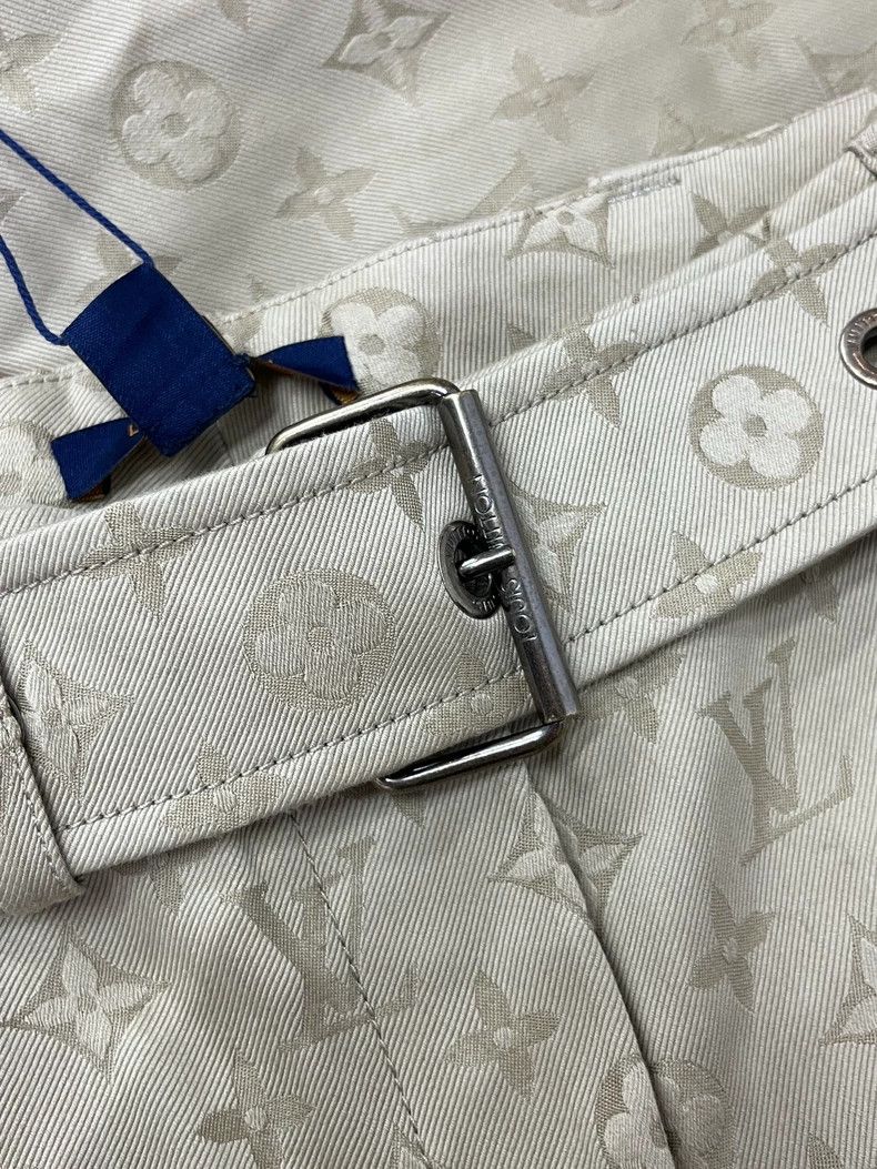 Louis Vuitton Louis Vuitton Khaki logo print pants Size US 34 / EU 50 - 2 Thumbnail