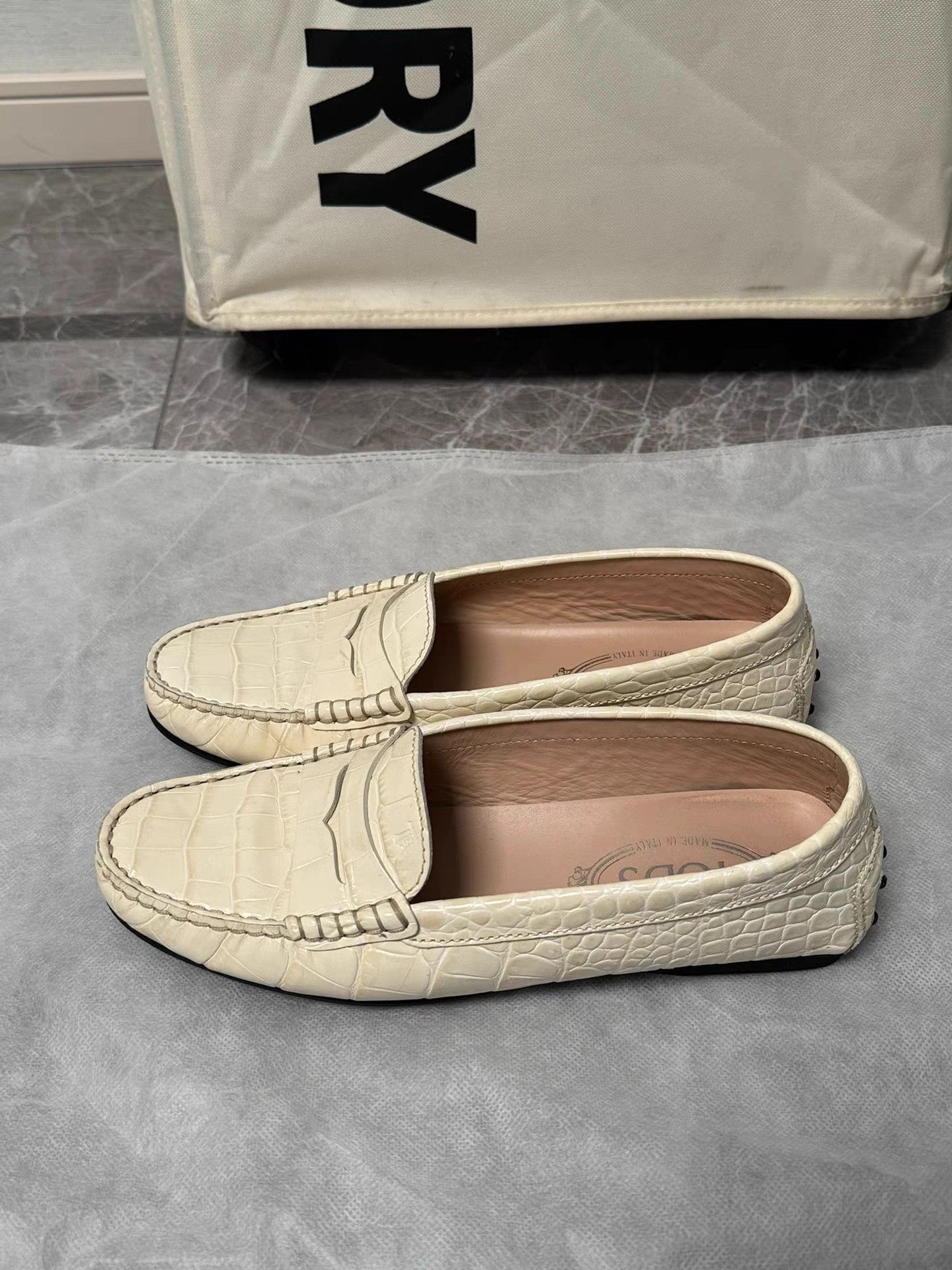 Tod's Tod's Classic White Crocodile Pattern Driving Shoes Size US 7.5 / IT 37.5 - 1 Thumbnail