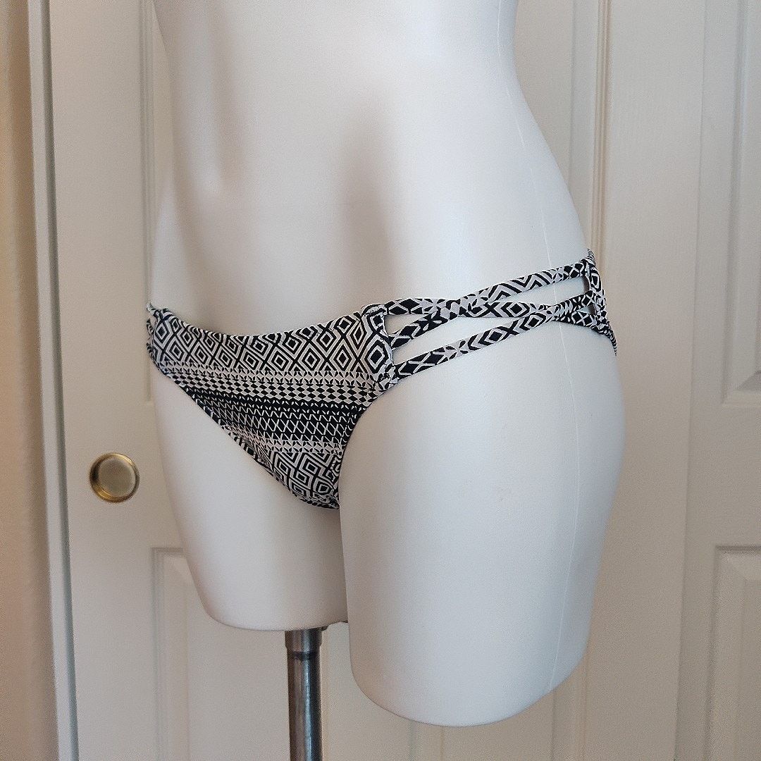 Victoria's Secret Pair of The Strappy Cheeky bikini bottoms sz S Size ONE SIZE - 8 Thumbnail
