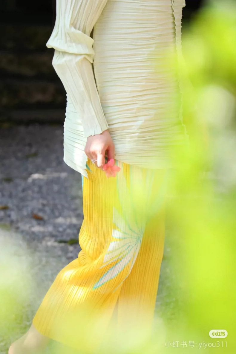 Issey Miyake Issey Miyake size:3 Yellow palm tree pleated straight-leg Size 23" - 1 Thumbnail