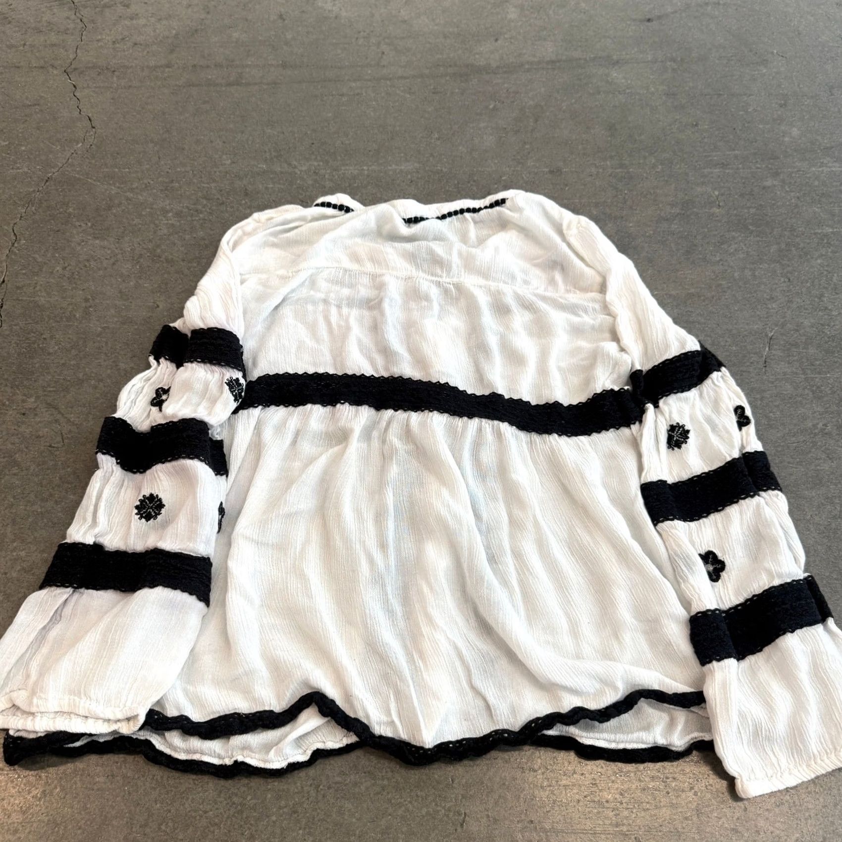 Vintage VINTAGE Free People Boho Whimsical White Black Longsleeve Blouse S Women Size S / US 4 / IT 40 - 2 Thumbnail