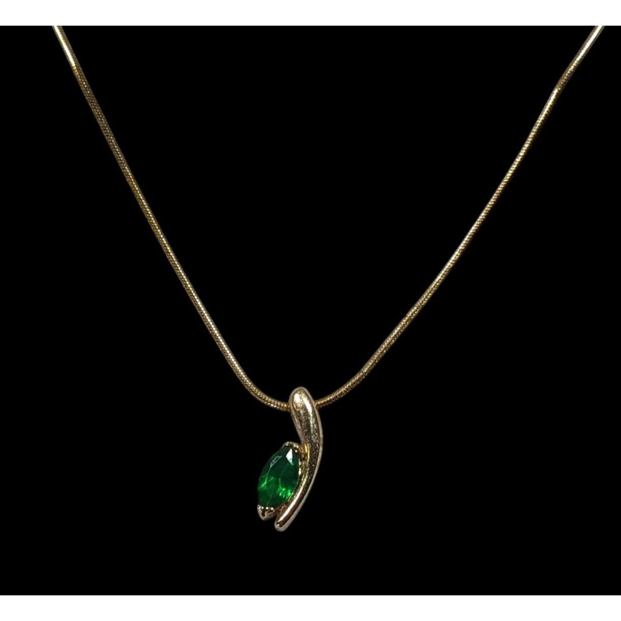 Other Vintage Elegant Green Gemmed Gold Tone Pendant Necklace Size ONE SIZE - 2 Thumbnail