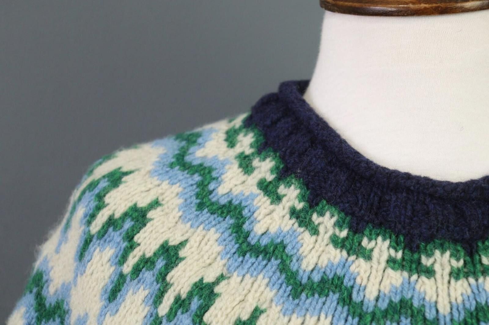 L.L. Bean L.L.Bean Navy Geometric 100% Wool Crew Neck Sweater Size M Size M / US 6-8 / IT 42-44 - 6 Thumbnail