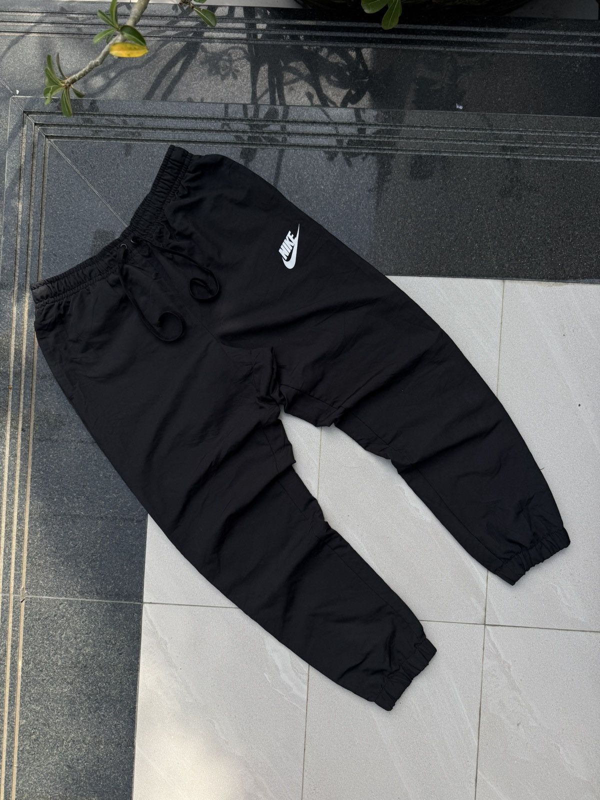 Nike 90’s NIKE RARE SWOOSH Y2K RETRO LOGO VINTAGE NYLON PANTS Size US 32 / EU 48 - 1 Thumbnail