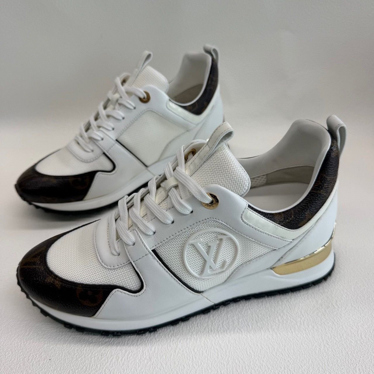 Louis Vuitton Louis Vuitton White Lowtop Sneakers us_7-5 Women Size US 7.5 / IT 37.5 - 1 Thumbnail