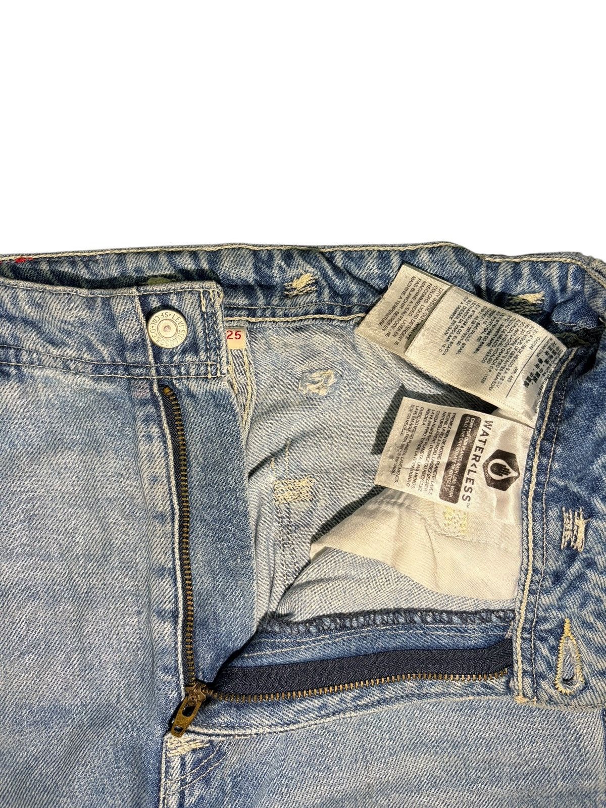 Levi's Vintage Levis Buckle Back Distressed Baggy Jeans Size 27" / US 4 / IT 40 - 4 Thumbnail