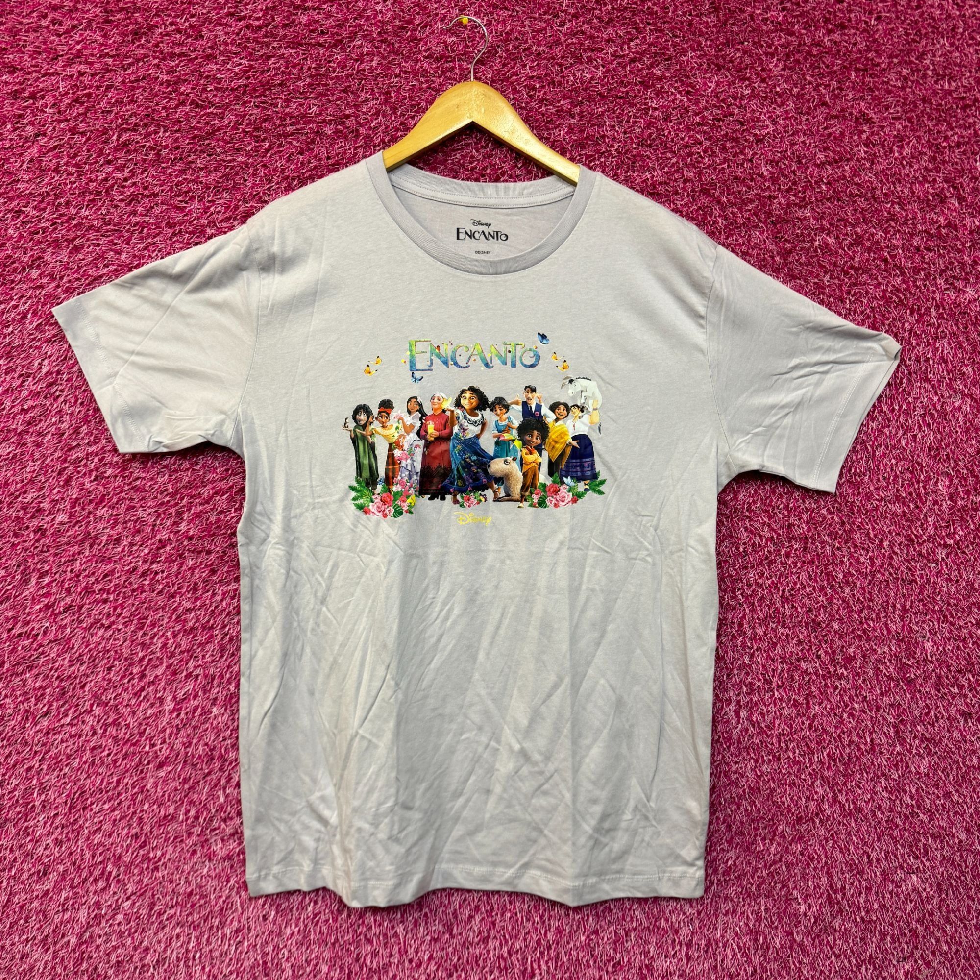 Disney Disney's Encanto Familia Madrigal T-shirt size 2XL Size US XXL / EU 58 / 5 - 1 Thumbnail