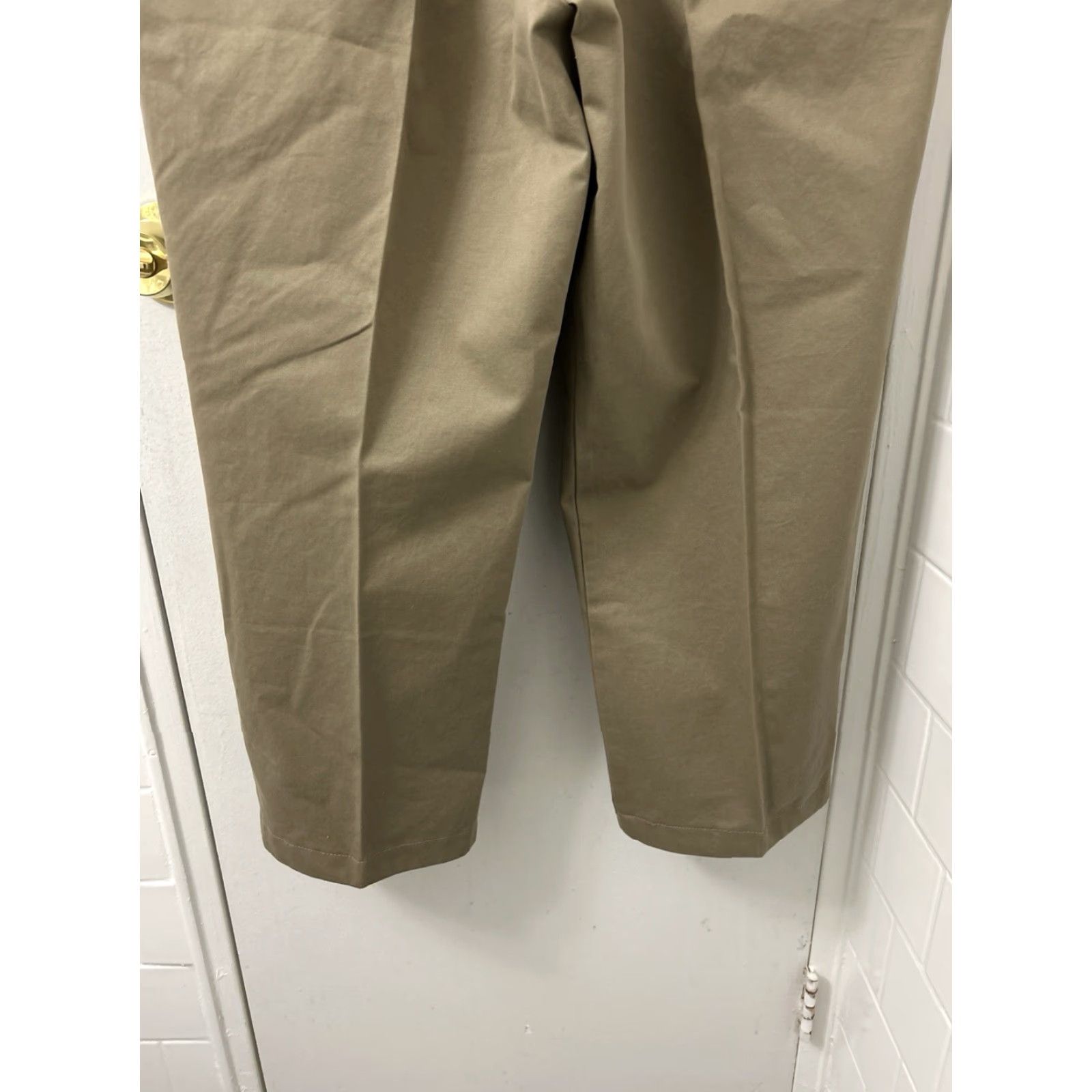 Dockers Dockers True Chino Pants Mens 40x29 Tan Pleated Relaxed Fit Logo Trousers Size US 40 / EU 56 - 3 Thumbnail