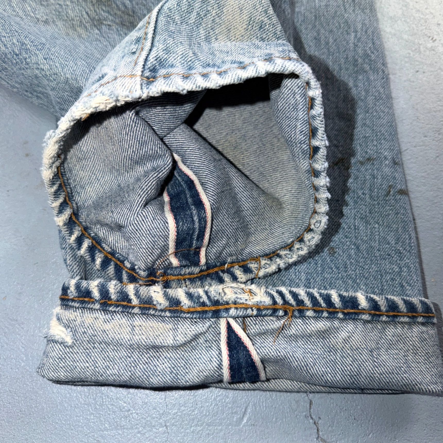 Levi's VINTAGE Levi's 501 Jeans Men Regular 31 Light Wash Blue 80s USA Distressed 5-Pocket Straight Denim 36in Inseam Button Closure Size US 31 - 4 Thumbnail