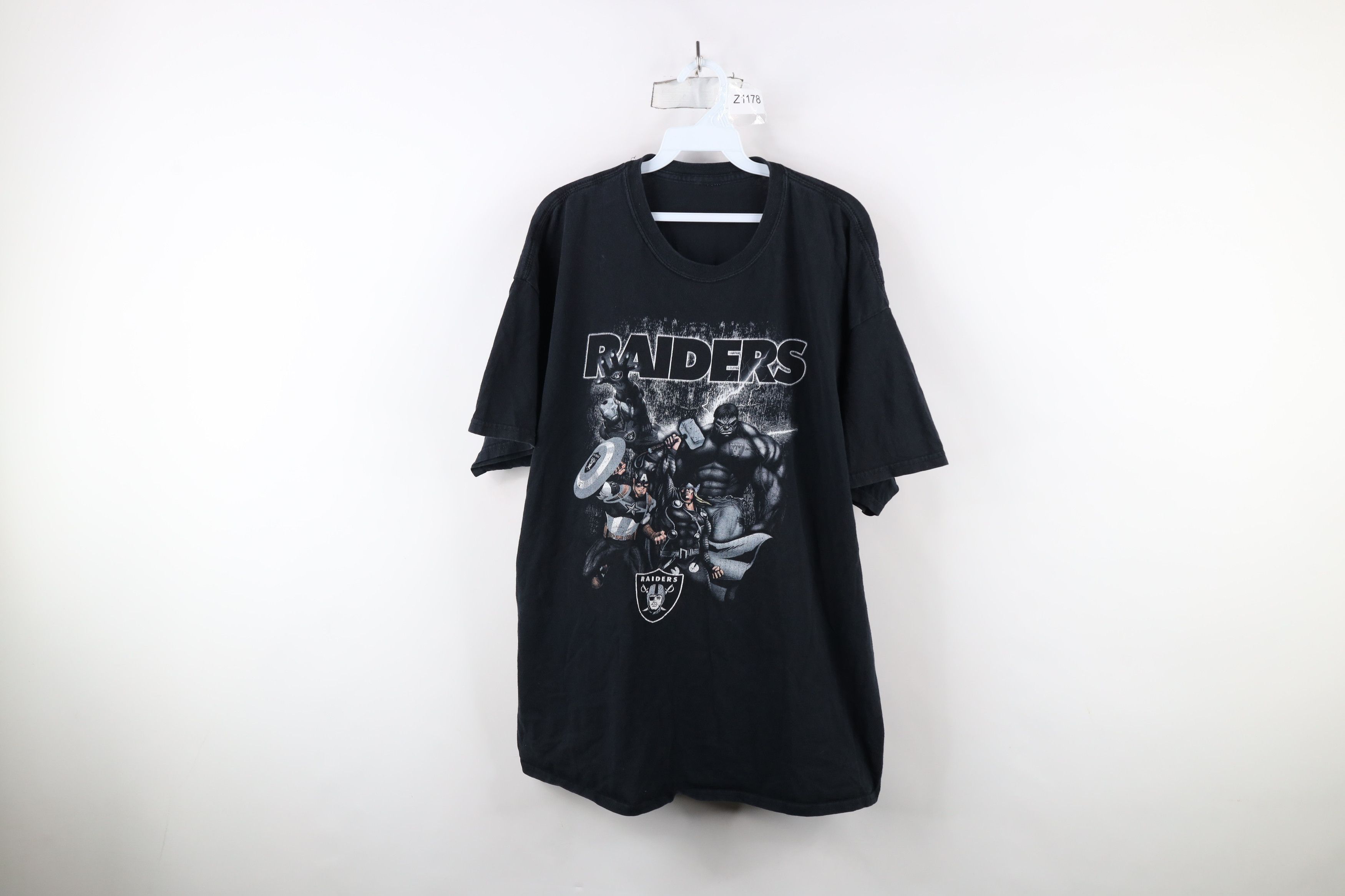 Vintage Vintage Marvel Comics x NFL Oakland Raiders Football T-Shirt Size US XXL / EU 58 / 5 - 1 Thumbnail